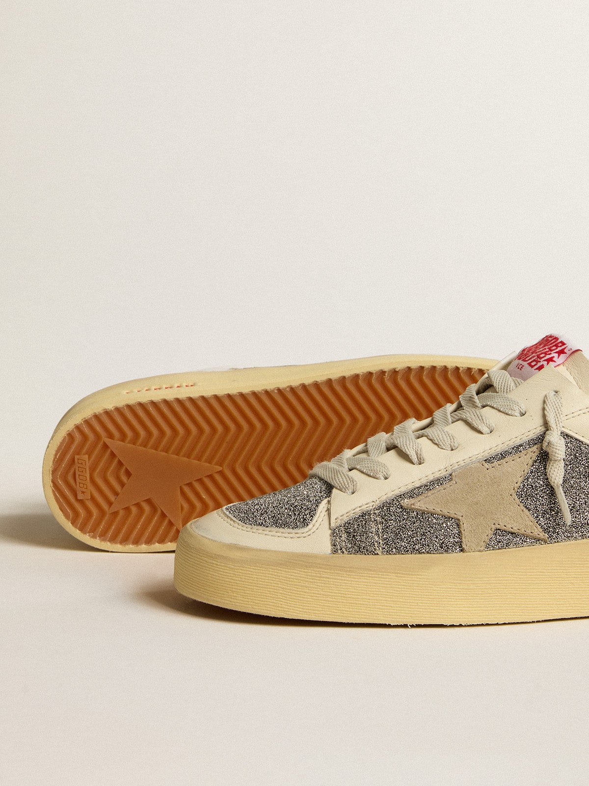 Golden Goose - Stardan pour femme en daim avec étoile couleur sable et empiècements en cristaux Swarovski argentés in 