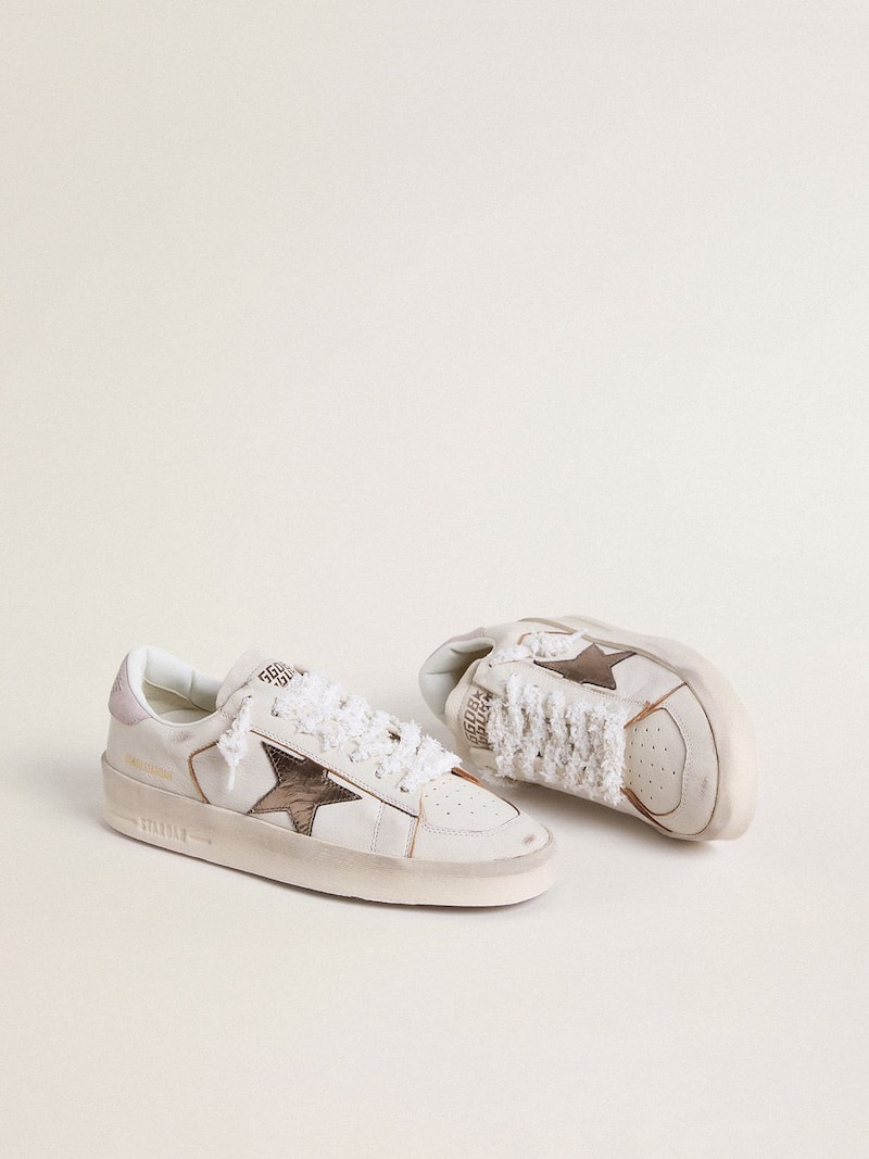 Golden Goose - Stardan in nappa con stella in pelle laminata argento e talloncino in suede rosa in 