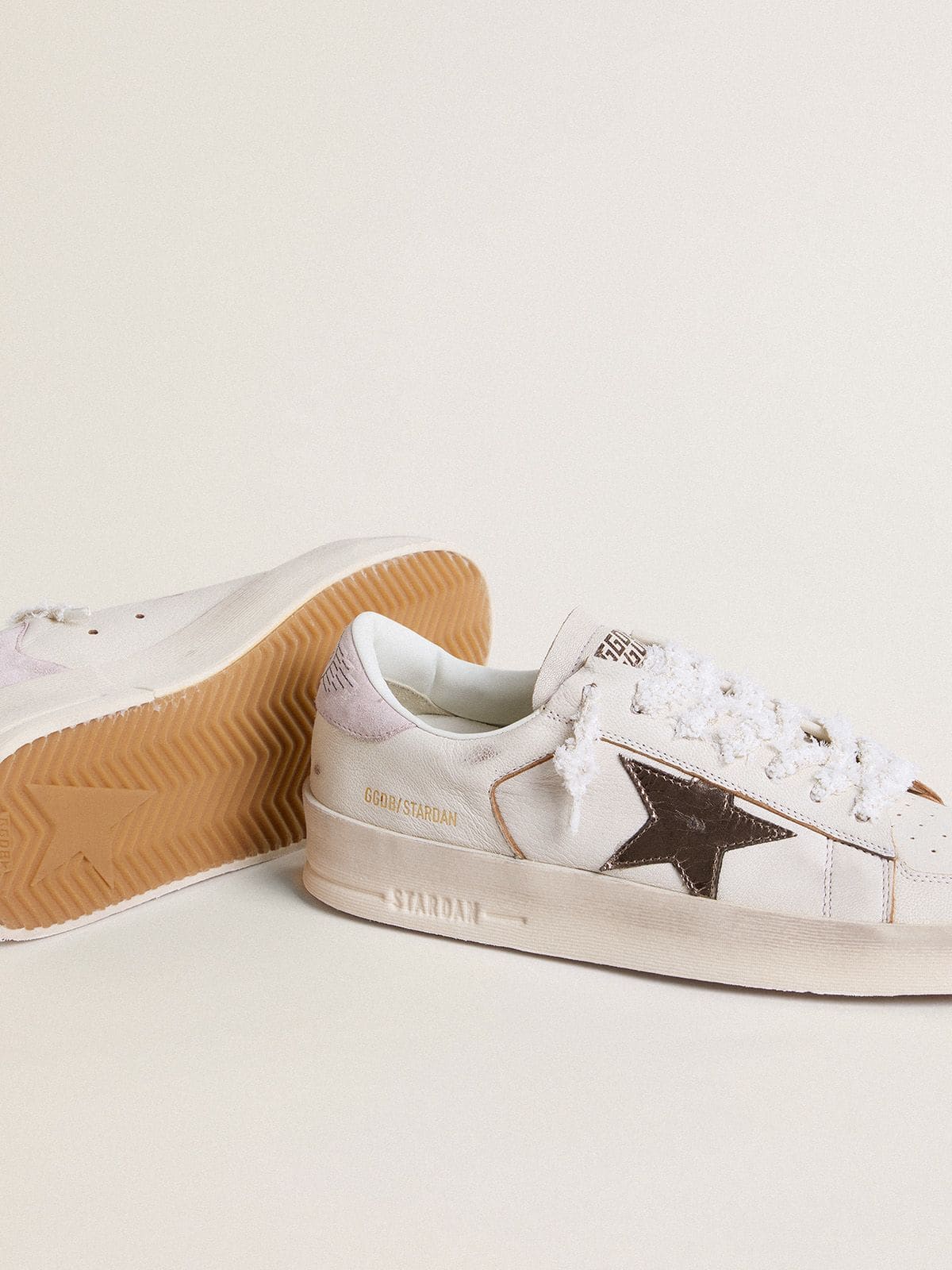 Golden Goose - Stardan aus Nappa mit Stern aus silberfarbenem Metallic-Leder und Fersenpartie aus rosafarbenem Rauleder in 
