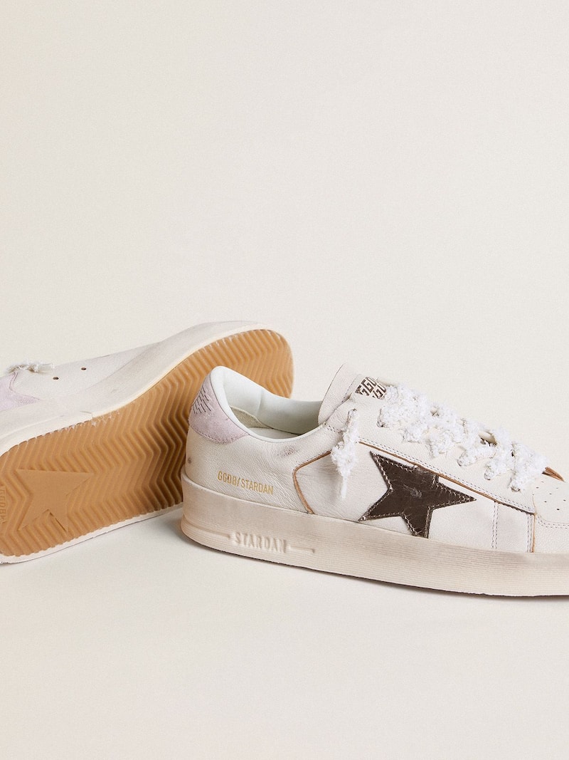 Golden Goose - Stardan in nappa con stella in pelle laminata argento e talloncino in suede rosa in 