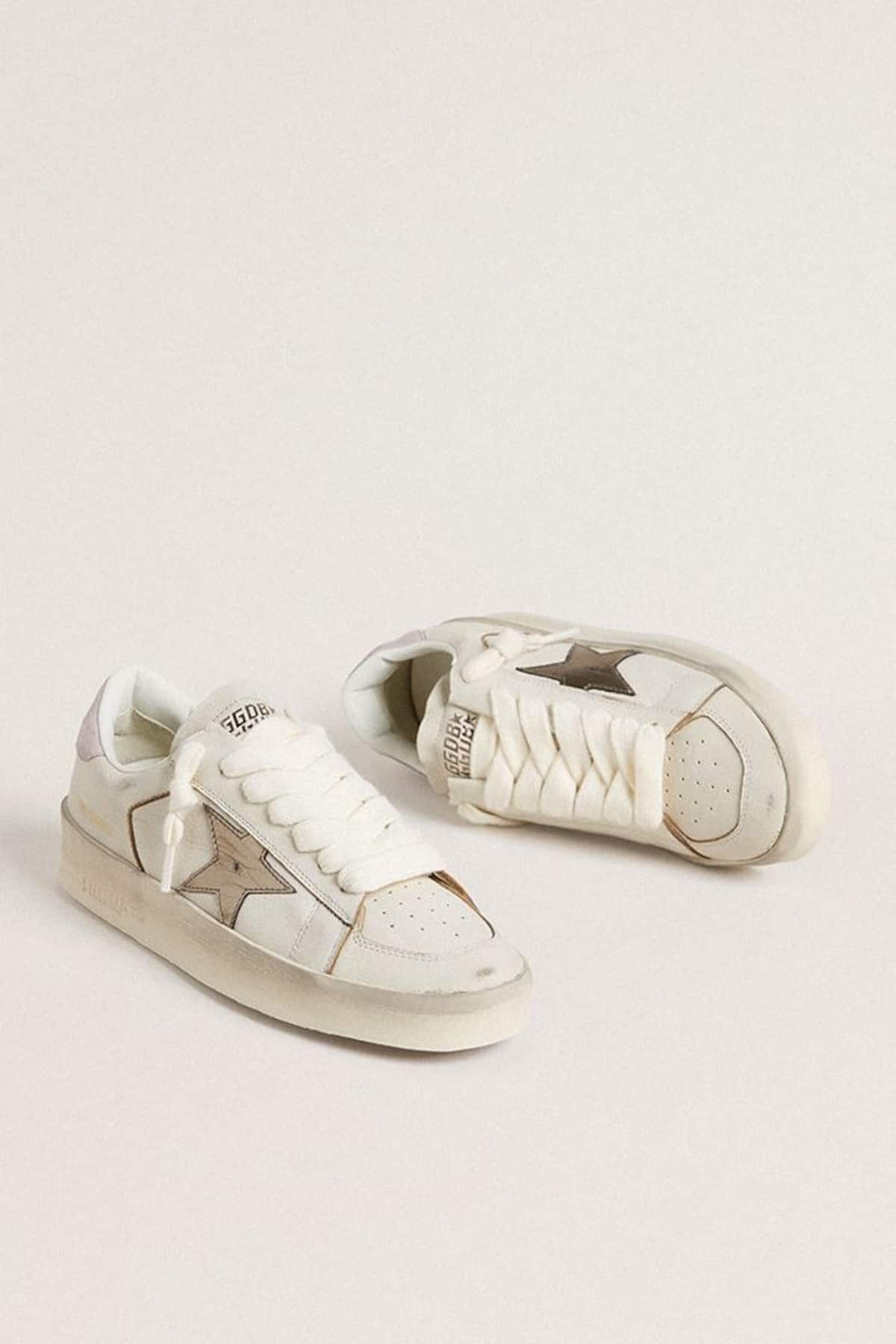 Golden Goose - Stardan aus Nappa mit Stern aus silberfarbenem Metallic-Leder und Fersenpartie aus rosafarbenem Rauleder in 