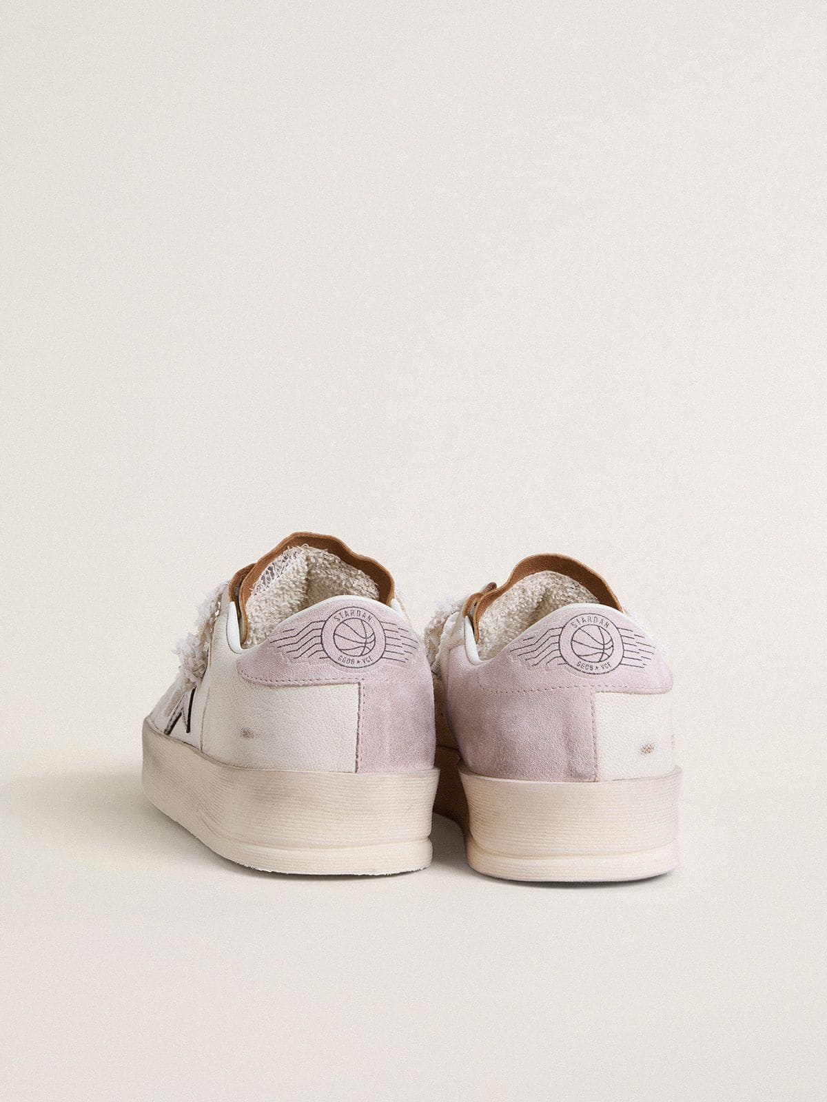 Golden Goose - Stardan aus Nappa mit Stern aus silberfarbenem Metallic-Leder und Fersenpartie aus rosafarbenem Rauleder in 