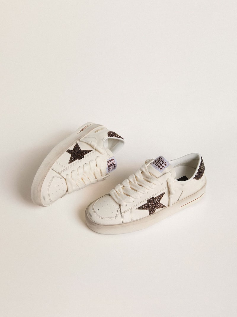 Golden Goose - Stardan Donna in pelle bianca con stella e talloncino in glitter marroni in 