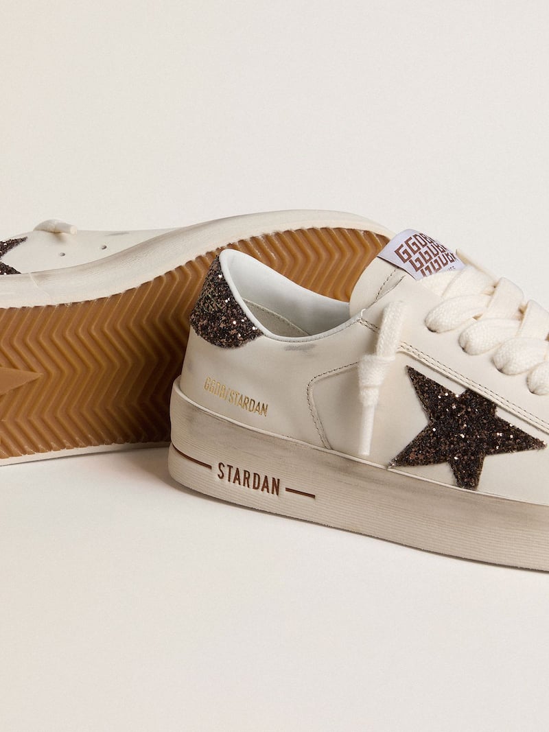 Golden Goose - Stardan Donna in pelle bianca con stella e talloncino in glitter marroni in 