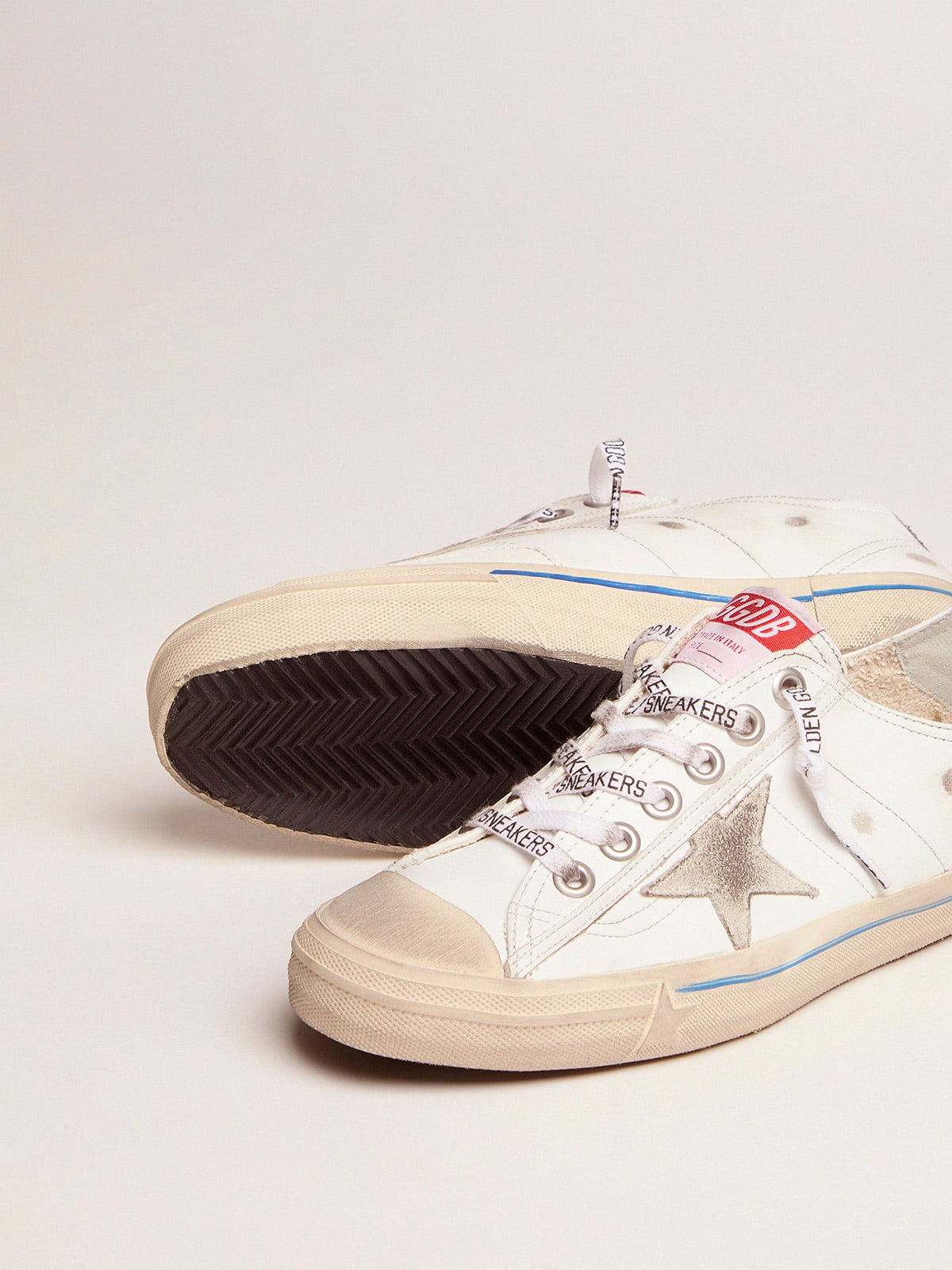 Golden Goose - White leather V-Star sneakers with glittery vertical strip in 