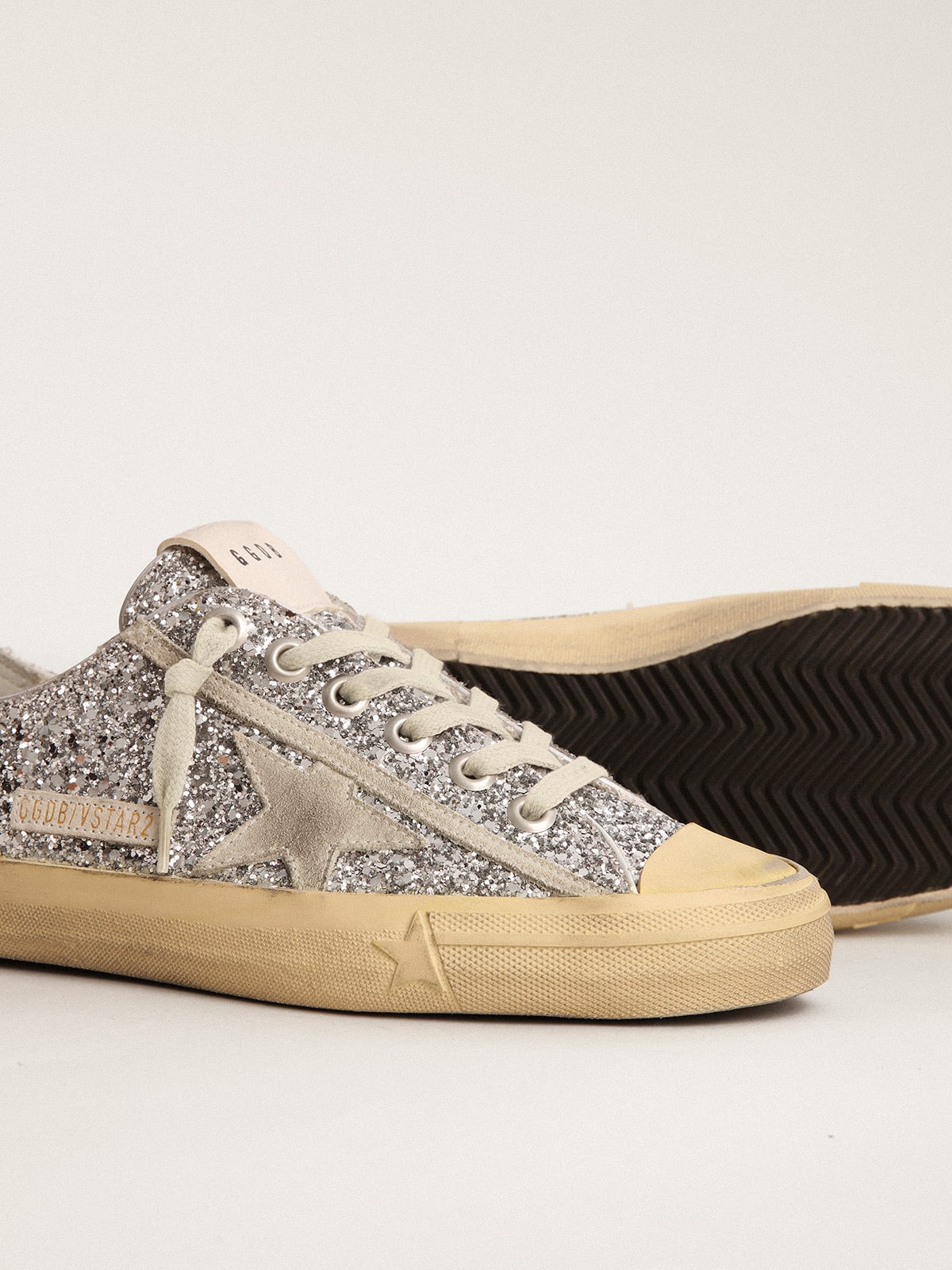 Golden Goose - Damen V-Star LTD mit silberfarbenem Glitzer mit eisgrauem Raulederstern in 