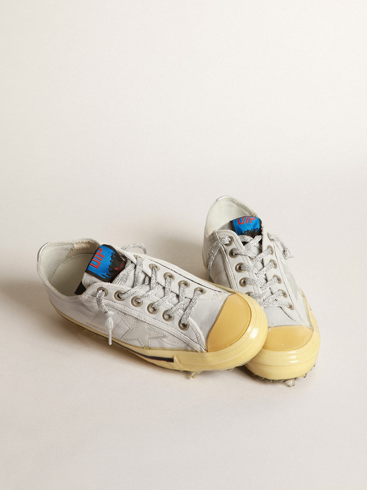 Golden Goose - V-Star LTD sneakers in light gray velvet with silver laminated leather star in 