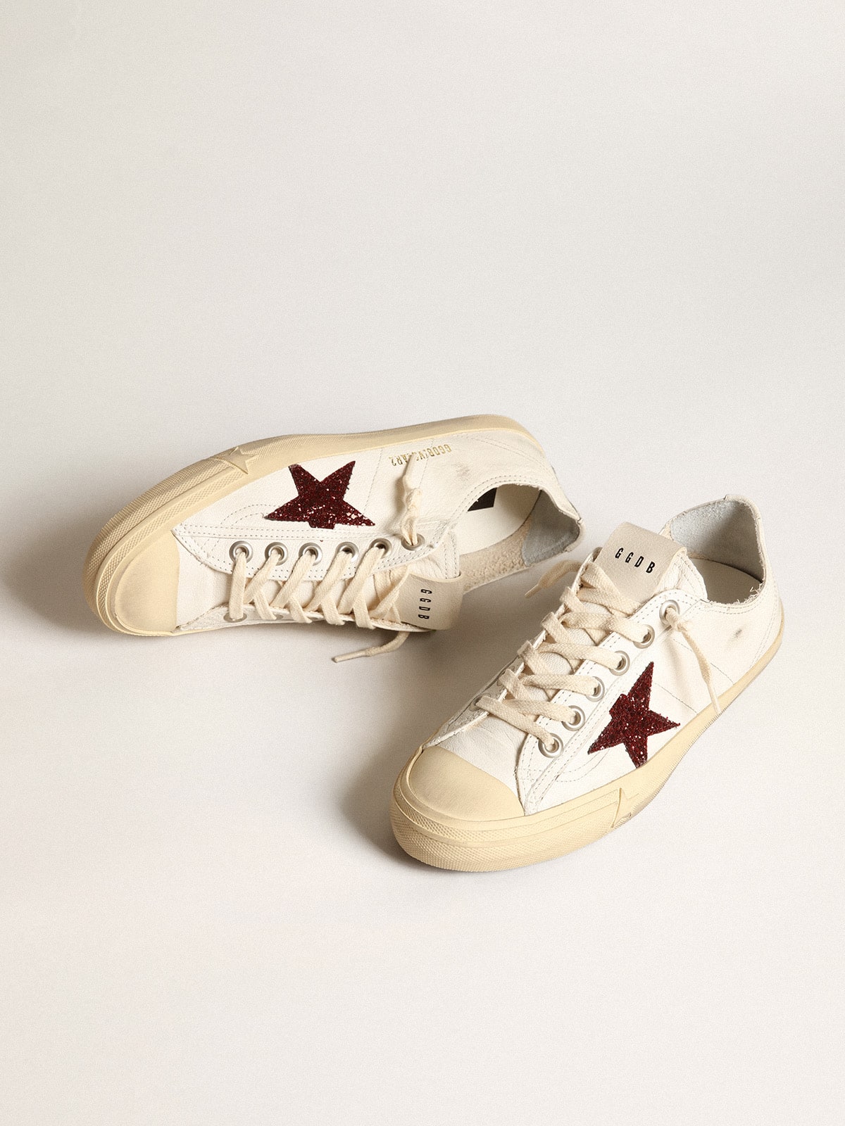 Golden Goose - V-Star femme en nappa blanc avec étoile à paillettes rouges in 