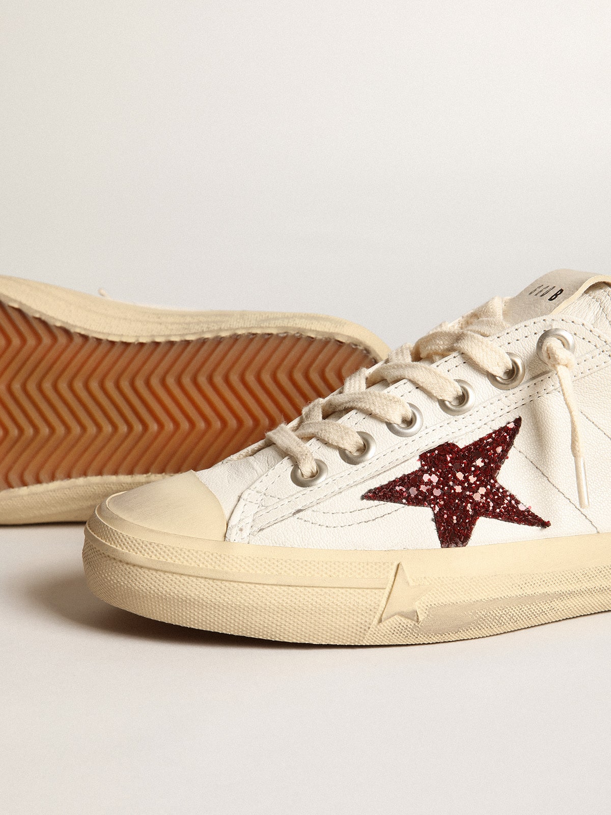 Golden Goose - V-Star femme en nappa blanc avec étoile à paillettes rouges in 