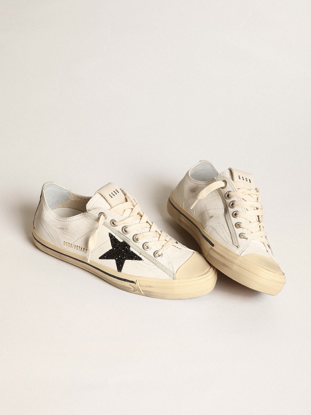 Golden Goose - V-Star in white nappa leather with a black glitter star   in 