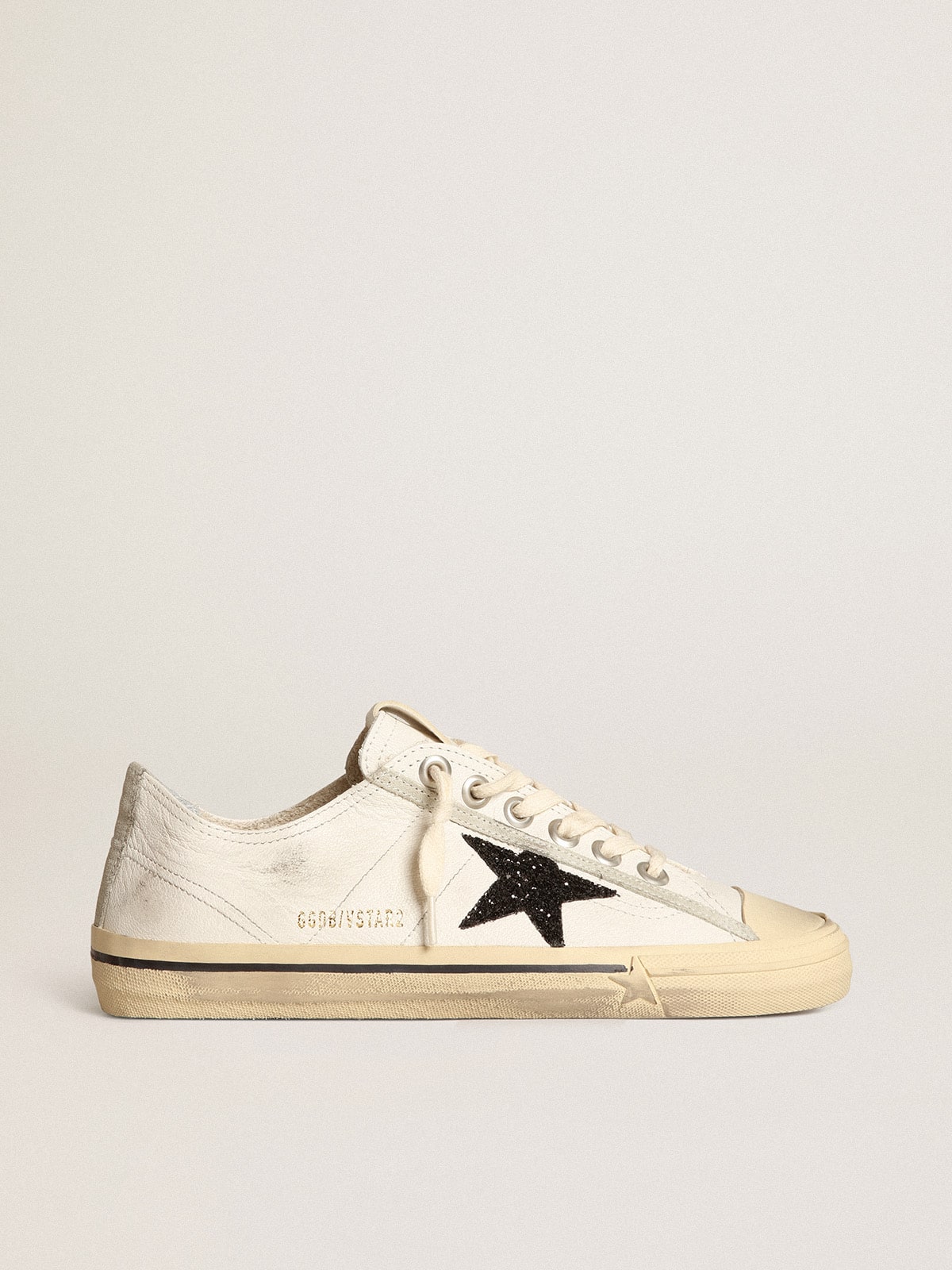 Golden Goose - V-Star en cuir nappa blanc avec étoile à paillettes noires   in 