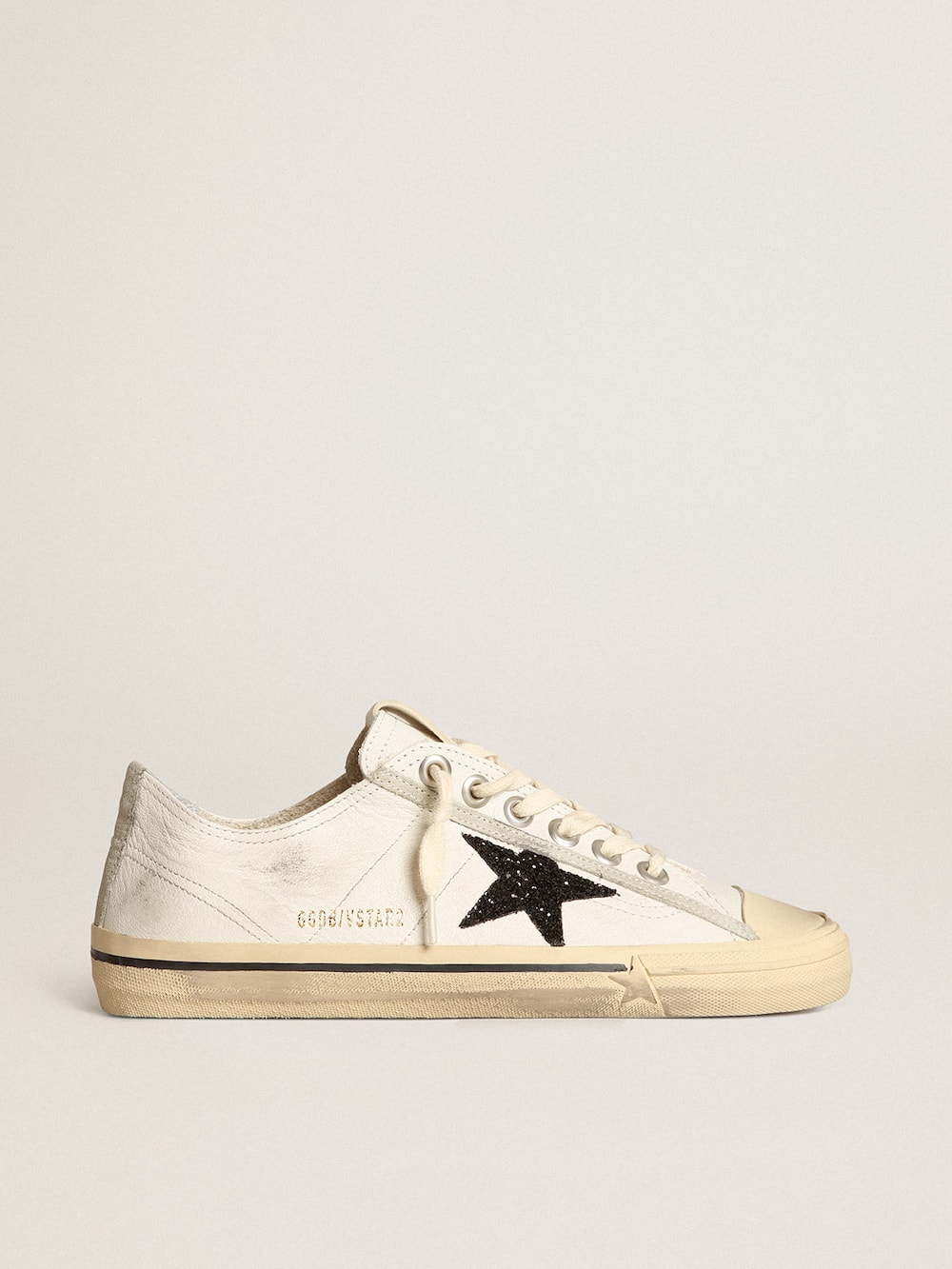 Golden Goose - V-Star in white nappa leather with a black glitter star   in 