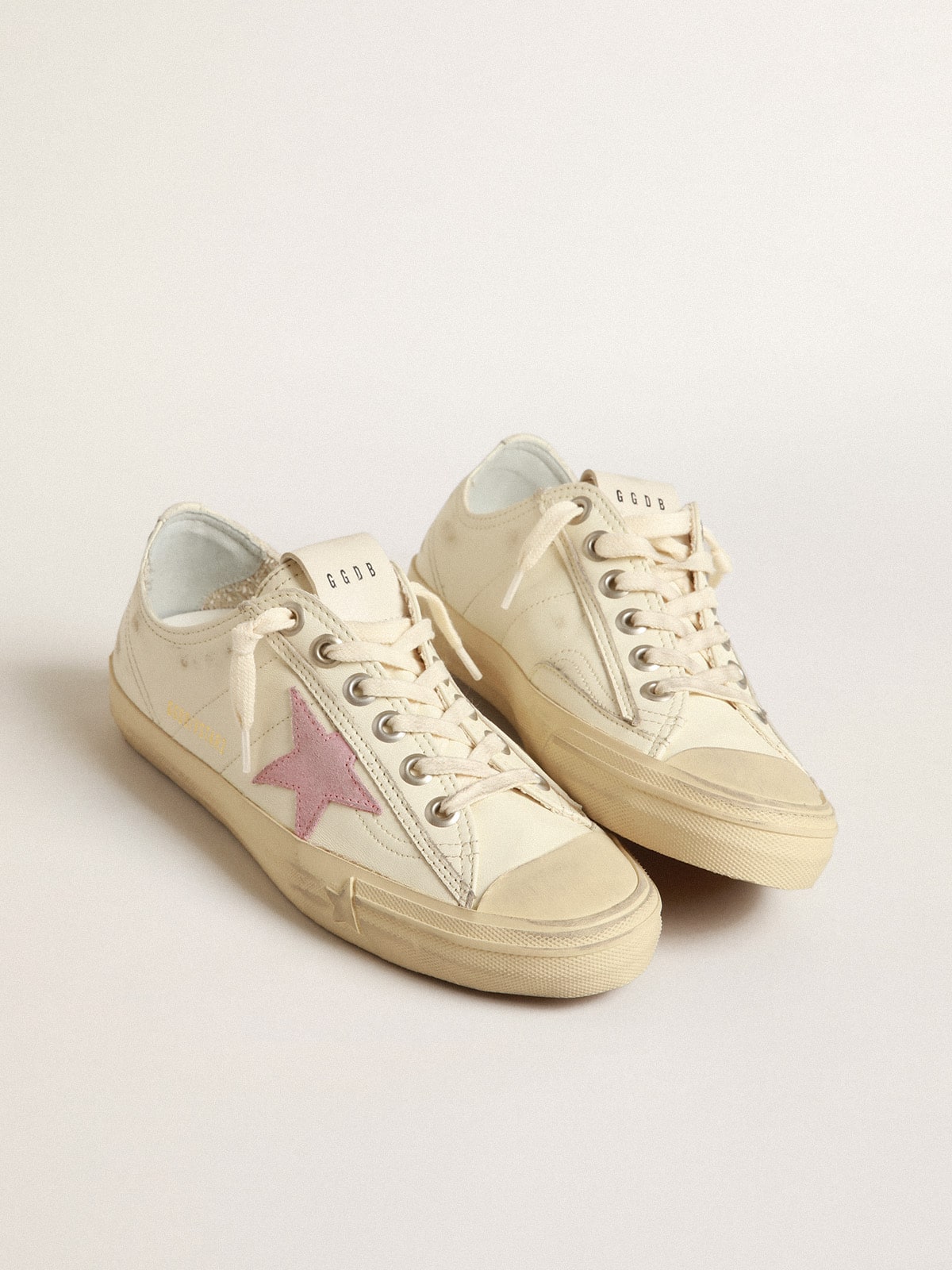 Golden Goose - V-Star en nappa beige avec étoile en daim vieux rose in 