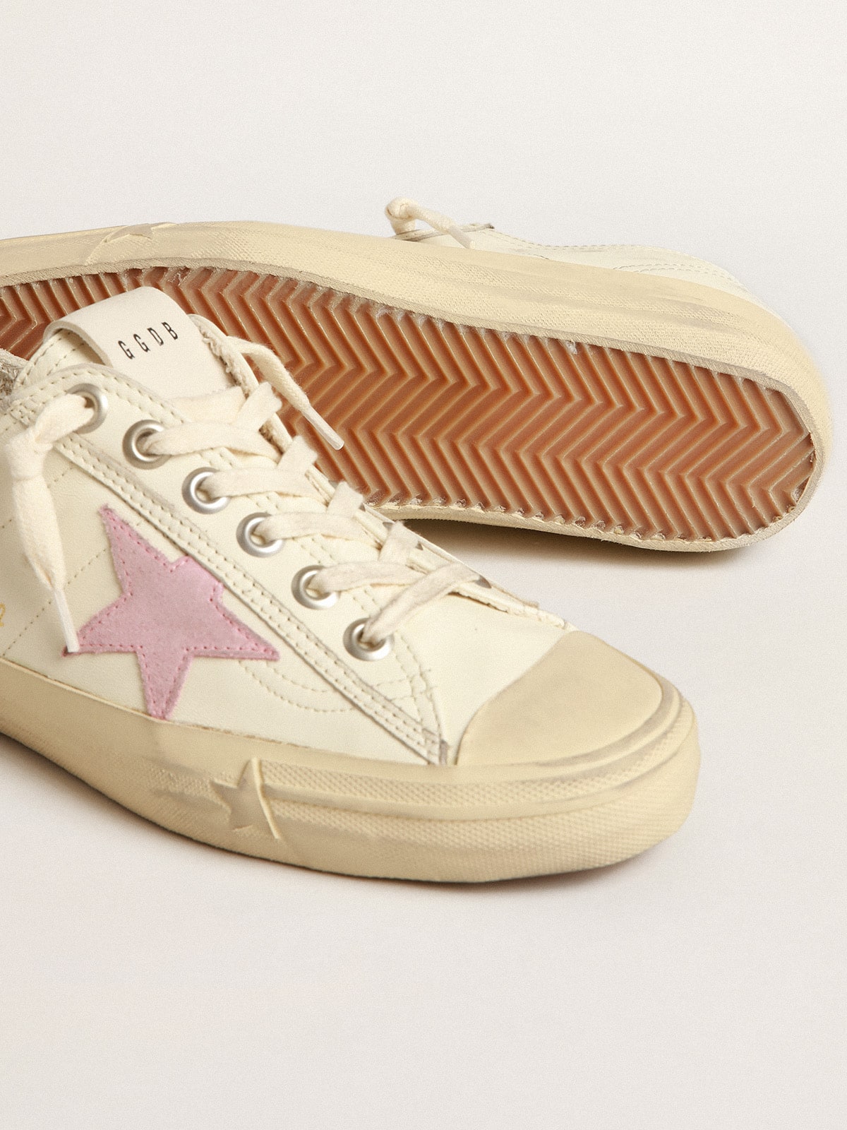 Golden Goose - V-Star en nappa beige avec étoile en daim vieux rose in 