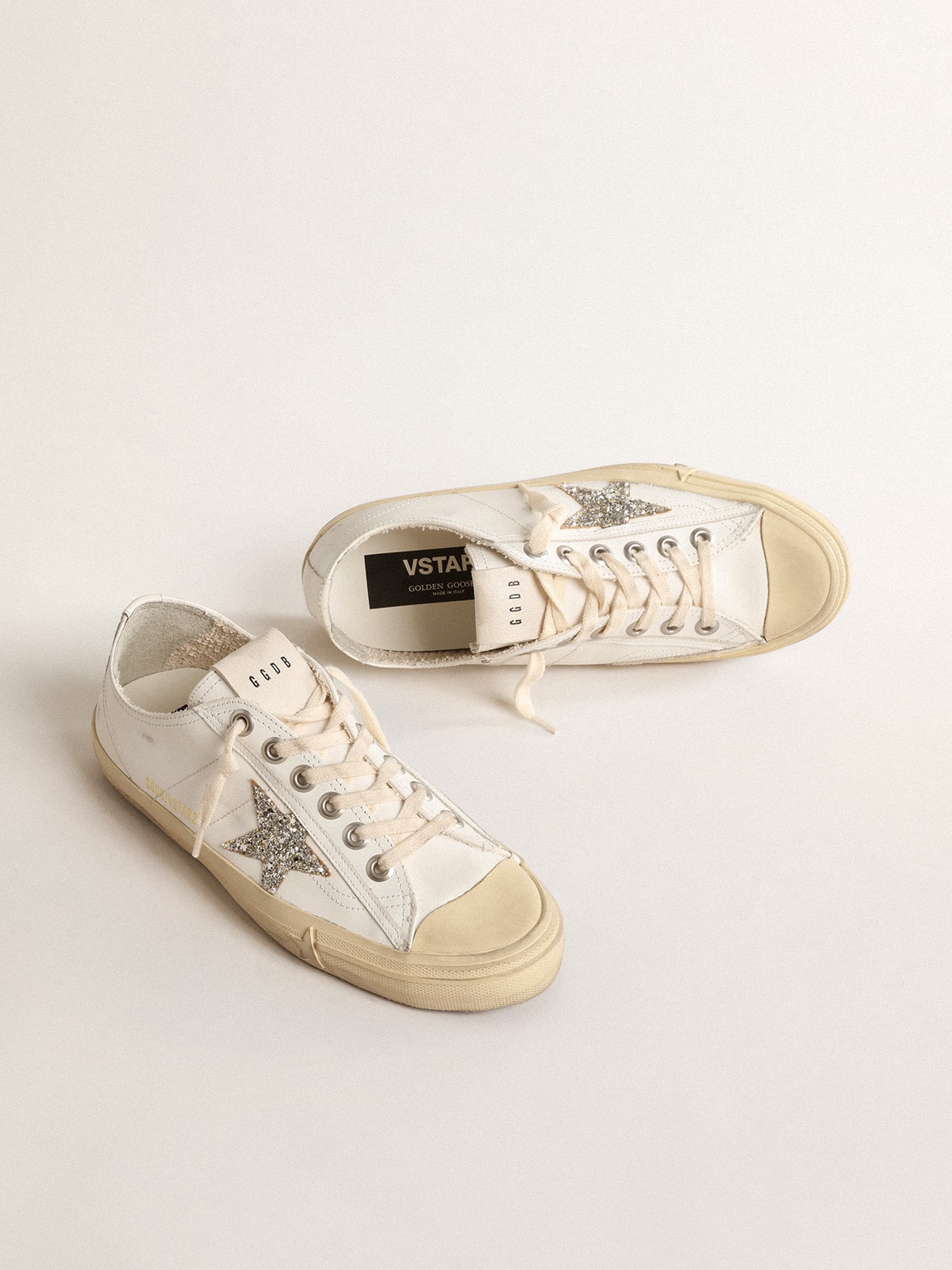 Golden Goose - V-Star de piel blanca con estrella con purpurina color platino in 