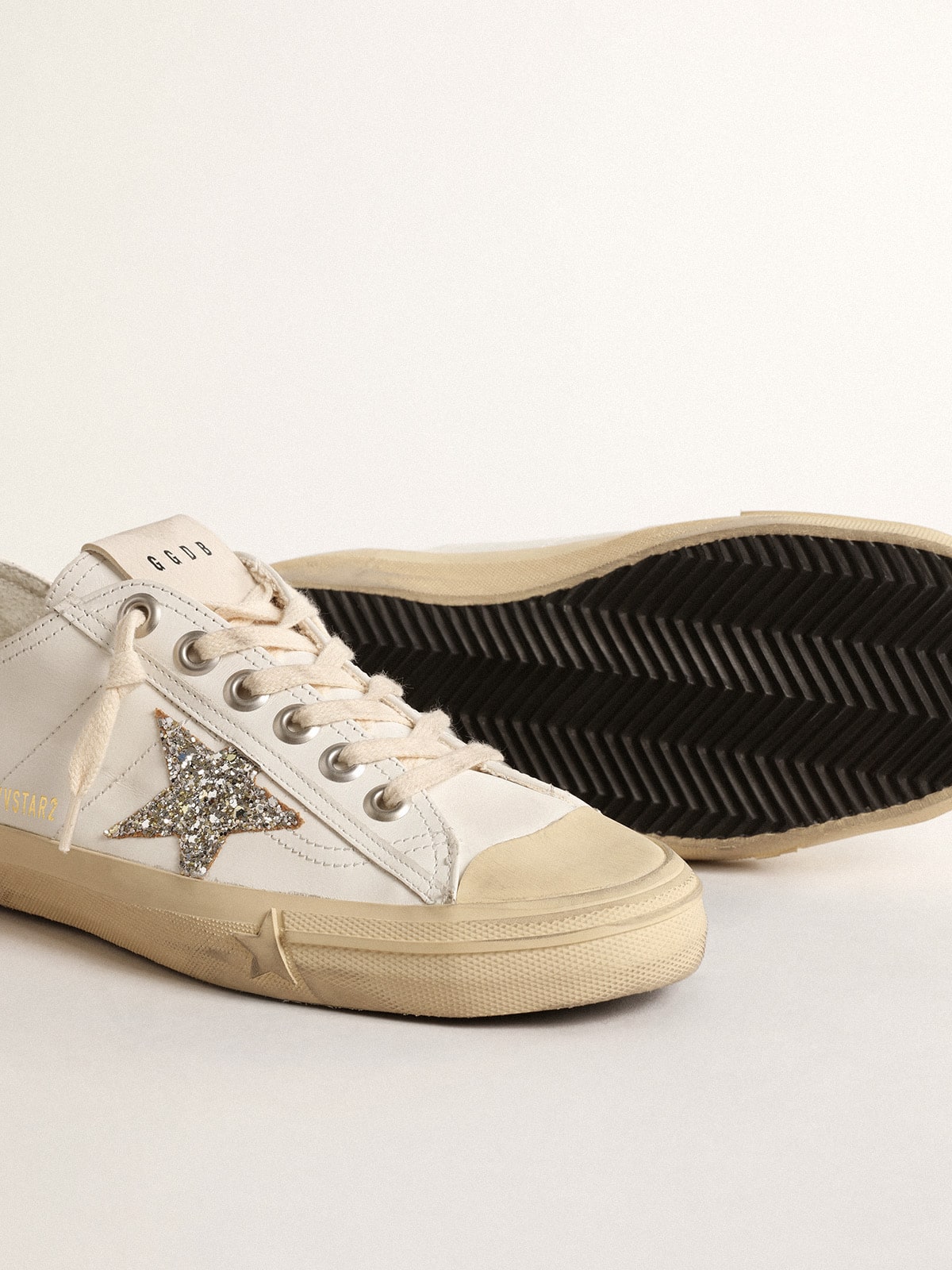 Golden Goose - V-Star aus weißem Leder mit platinfarbenem Glitzerstern in 