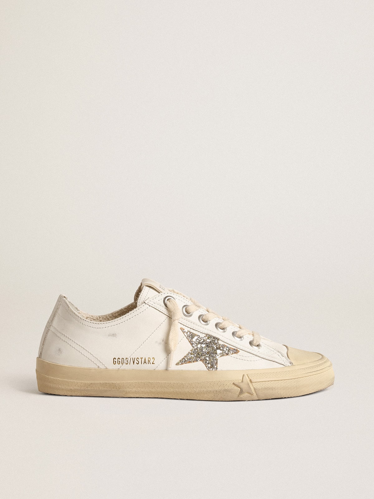 Golden Goose - V-Star aus weißem Leder mit platinfarbenem Glitzerstern in 