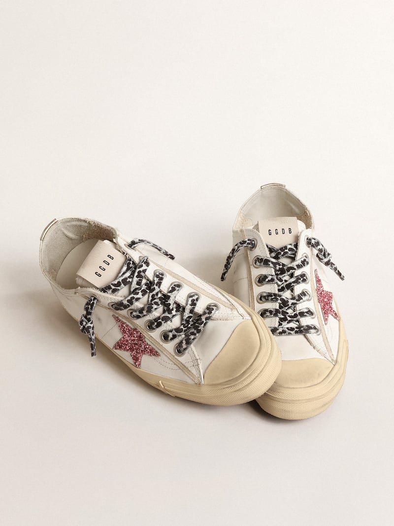 Golden Goose - V-Star con stella in glitter rosa e talloncino in pelle laminata in 