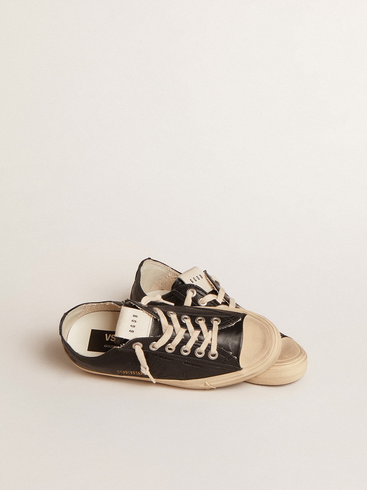 Golden Goose - V-Star de mujer de napa negra con estrella de piel negra in 