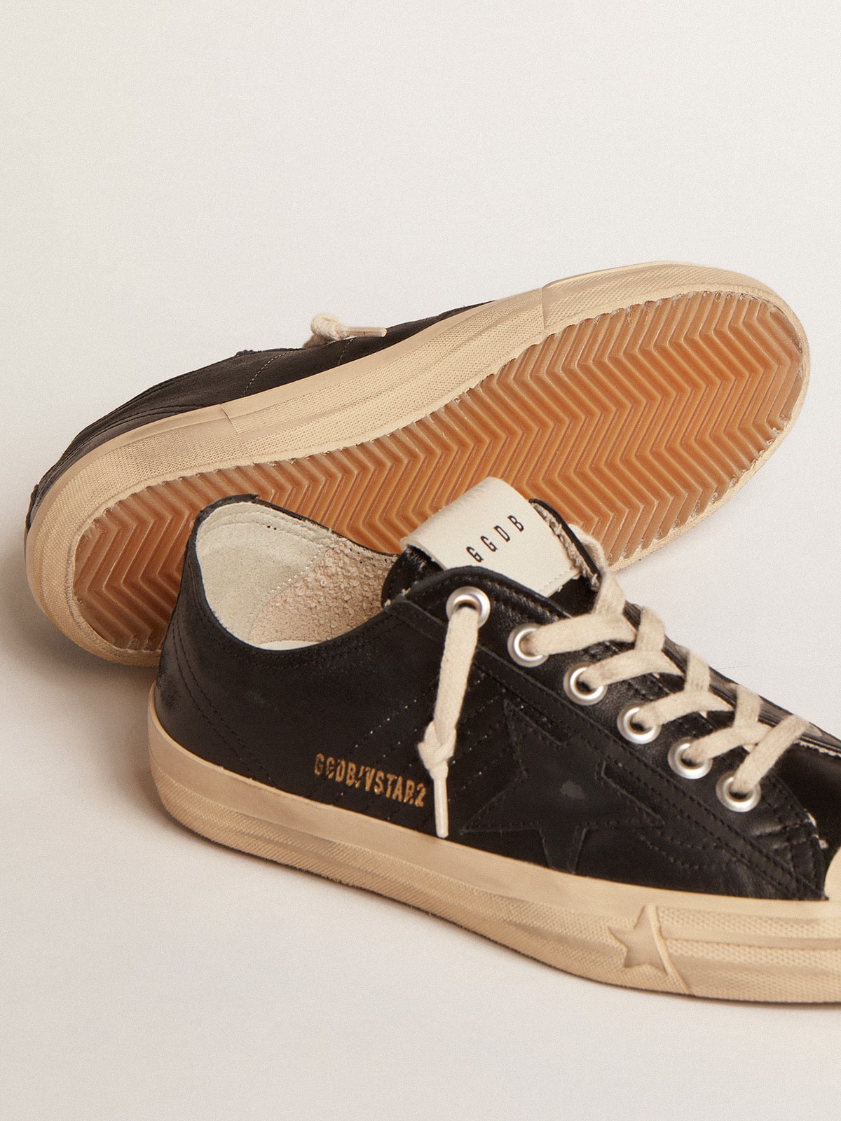 Golden Goose - V-Star de mujer de napa negra con estrella de piel negra in 