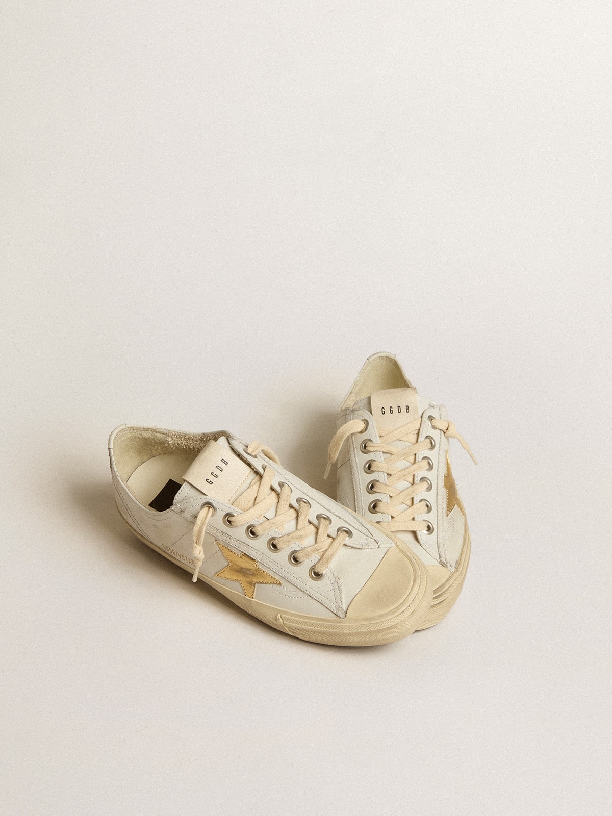 Golden Goose - V-Star en cuir blanc avec étoile en cuir lamé doré in 