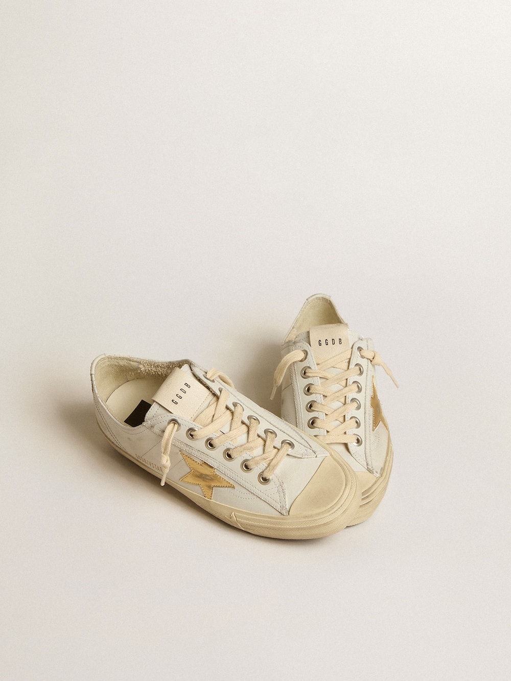 Golden Goose - V-Star in white leather with gold metallic leather star in 