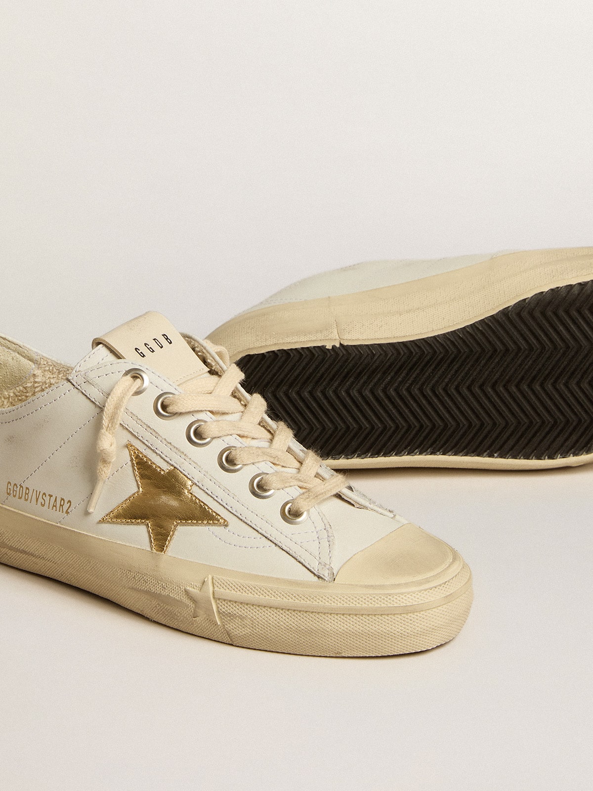 Golden Goose - V-Star in white leather with gold metallic leather star in 