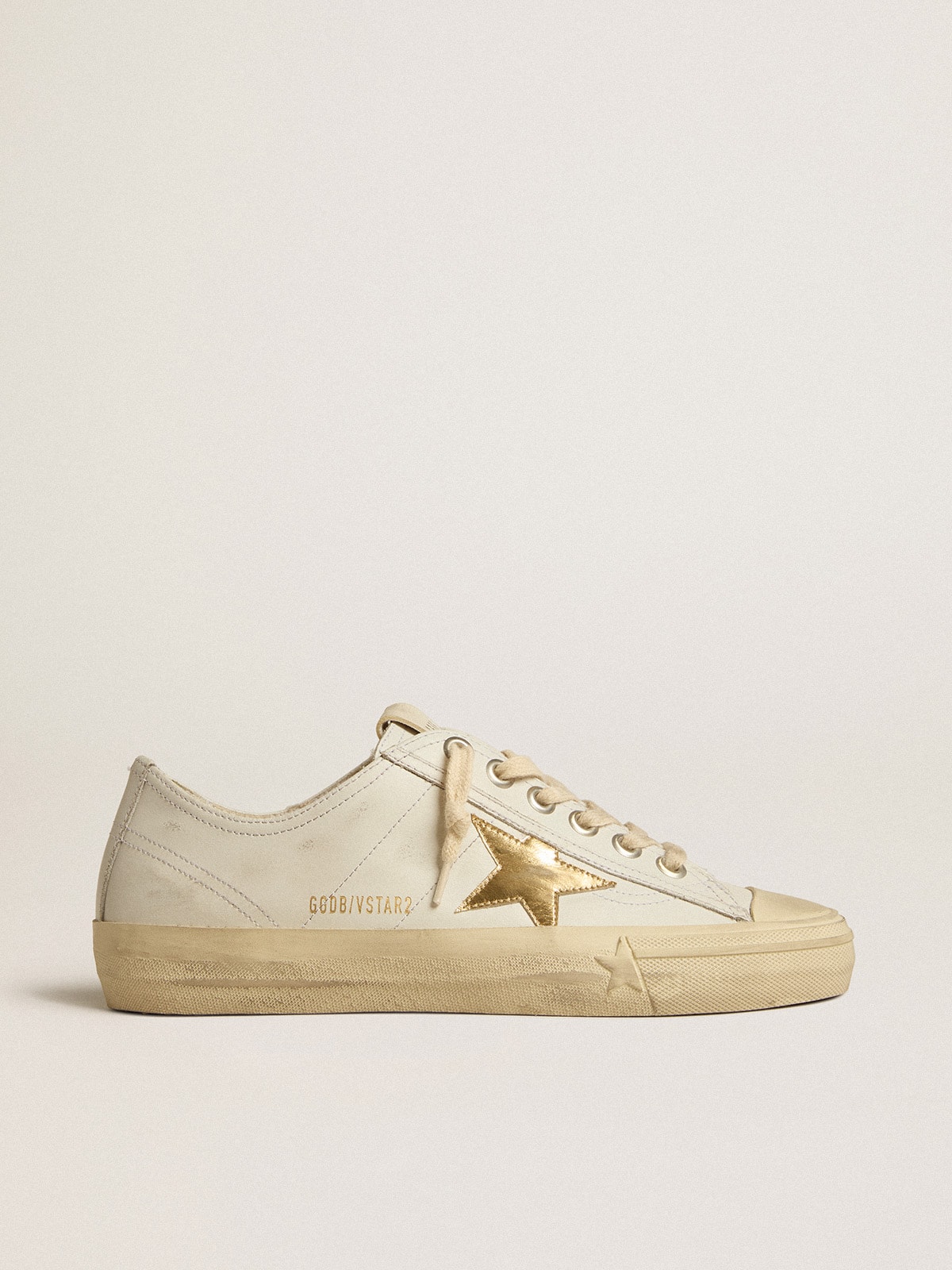 Golden Goose - V-Star en cuir blanc avec étoile en cuir lamé doré in 