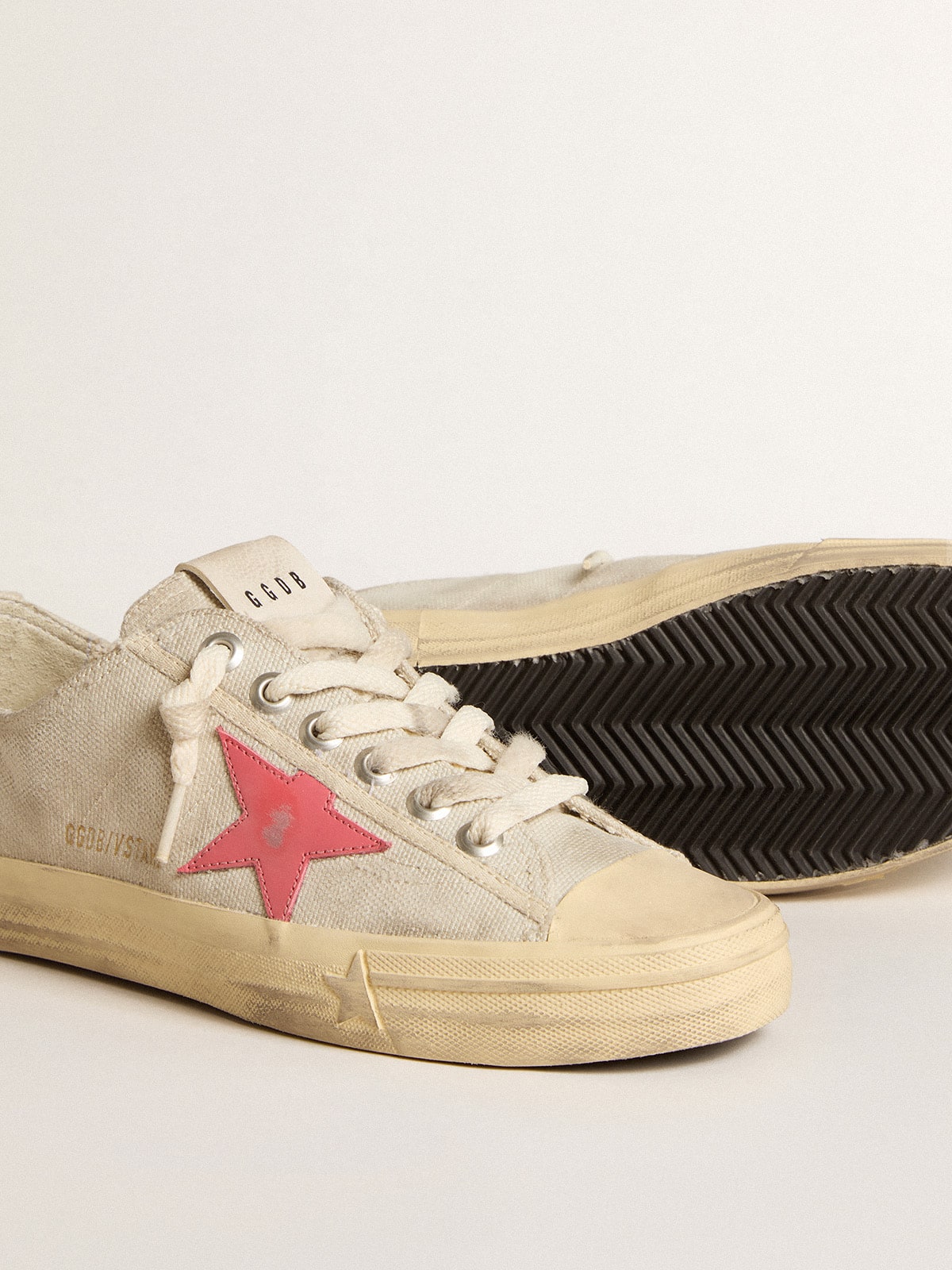 Golden Goose - V-Star Feminino de lona cinza-claro com estrela de couro vermelho in 