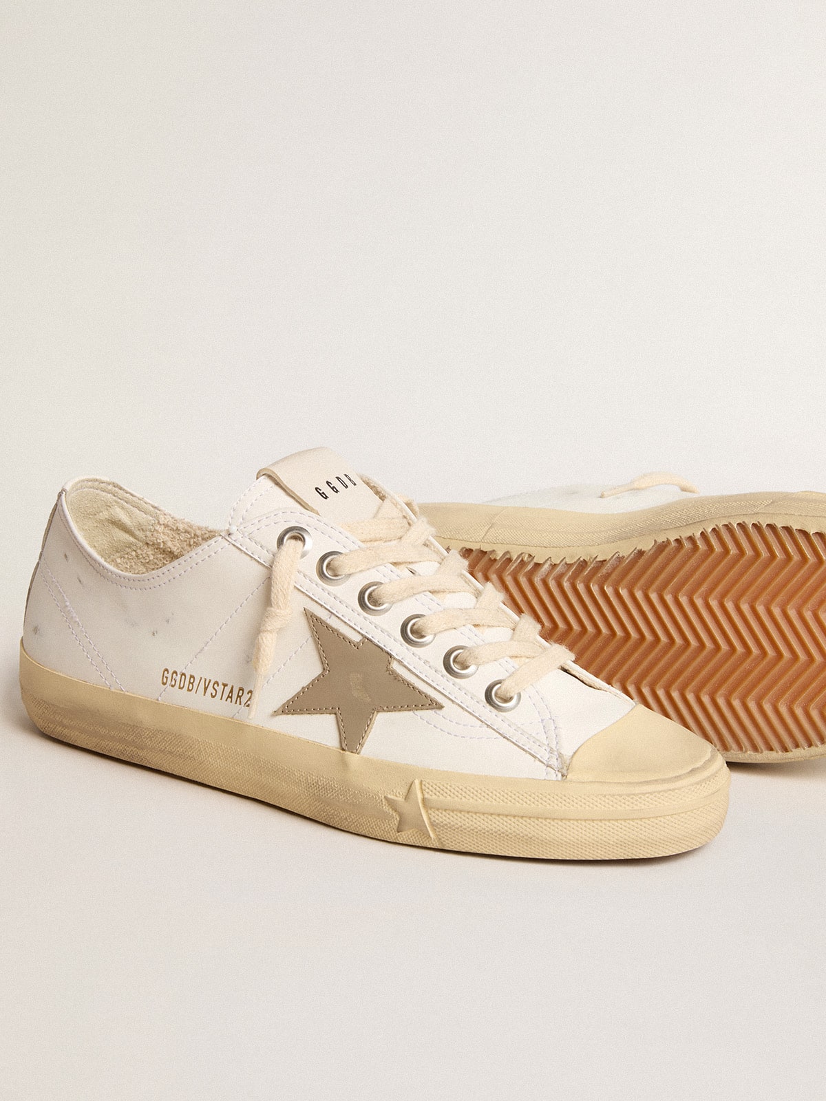 Golden Goose - V-Star bio-based blancas con estrella de piel color gris paloma in 