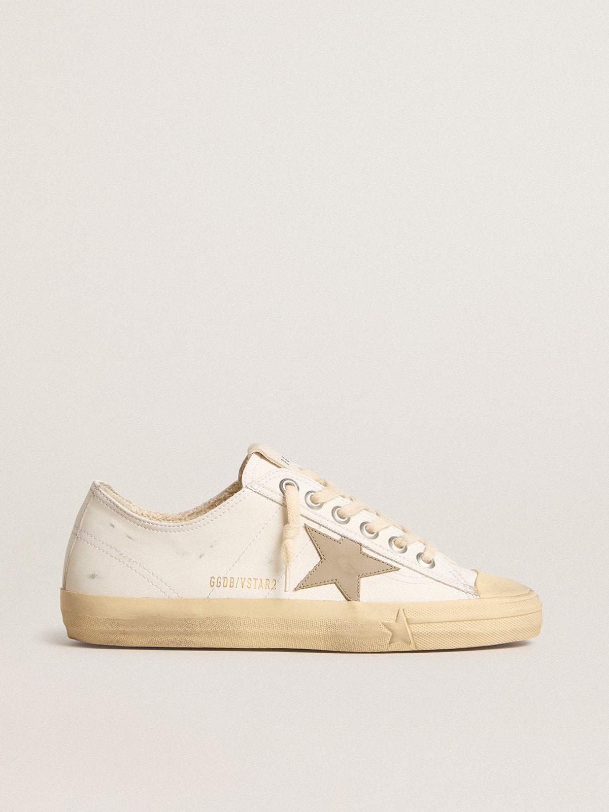 Golden Goose - V-Star bio-based blancas con estrella de piel color gris paloma in 