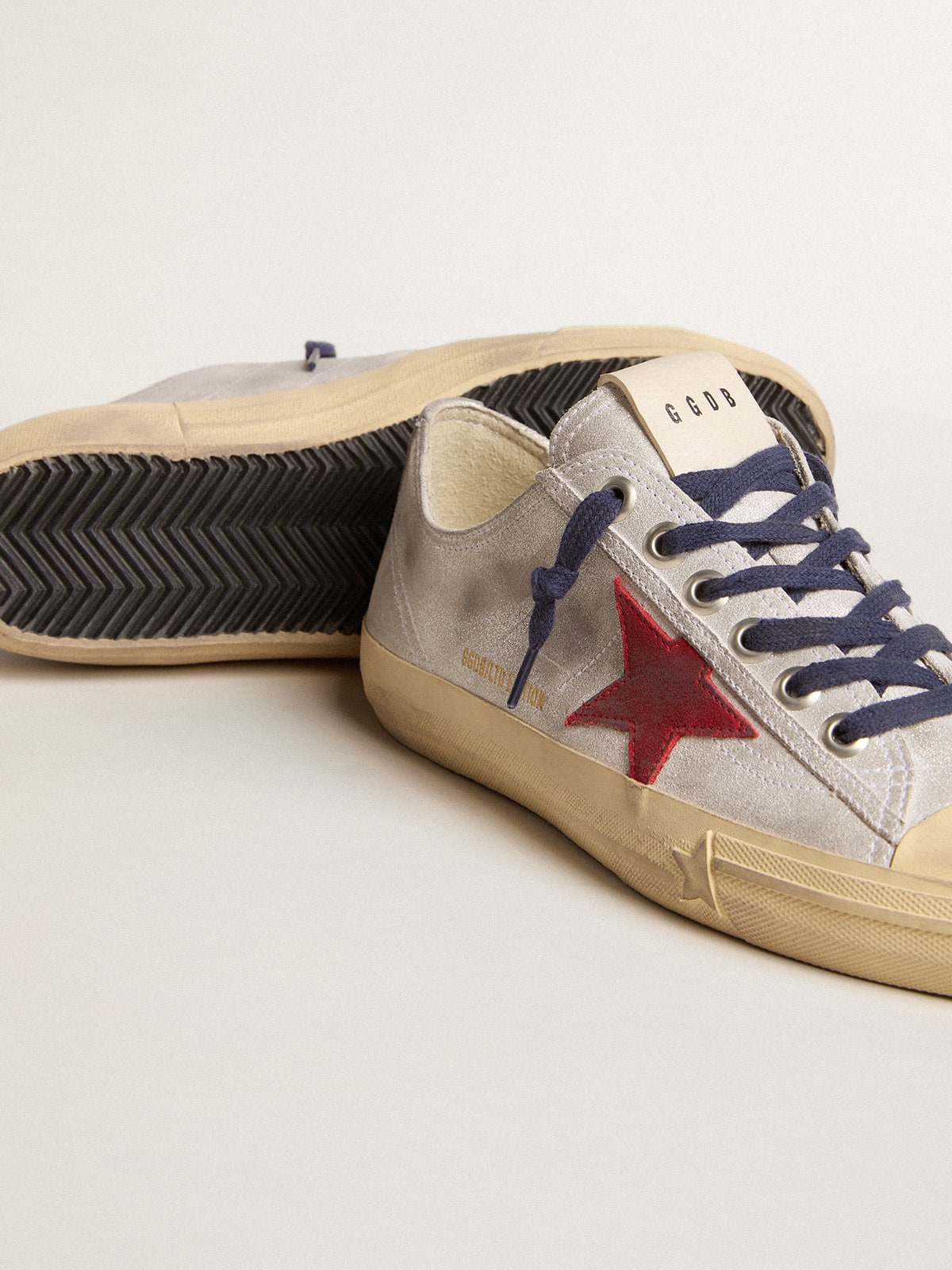 Golden Goose - V-Star LTD femme en daim lamé argenté avec étoile en daim rouge in 