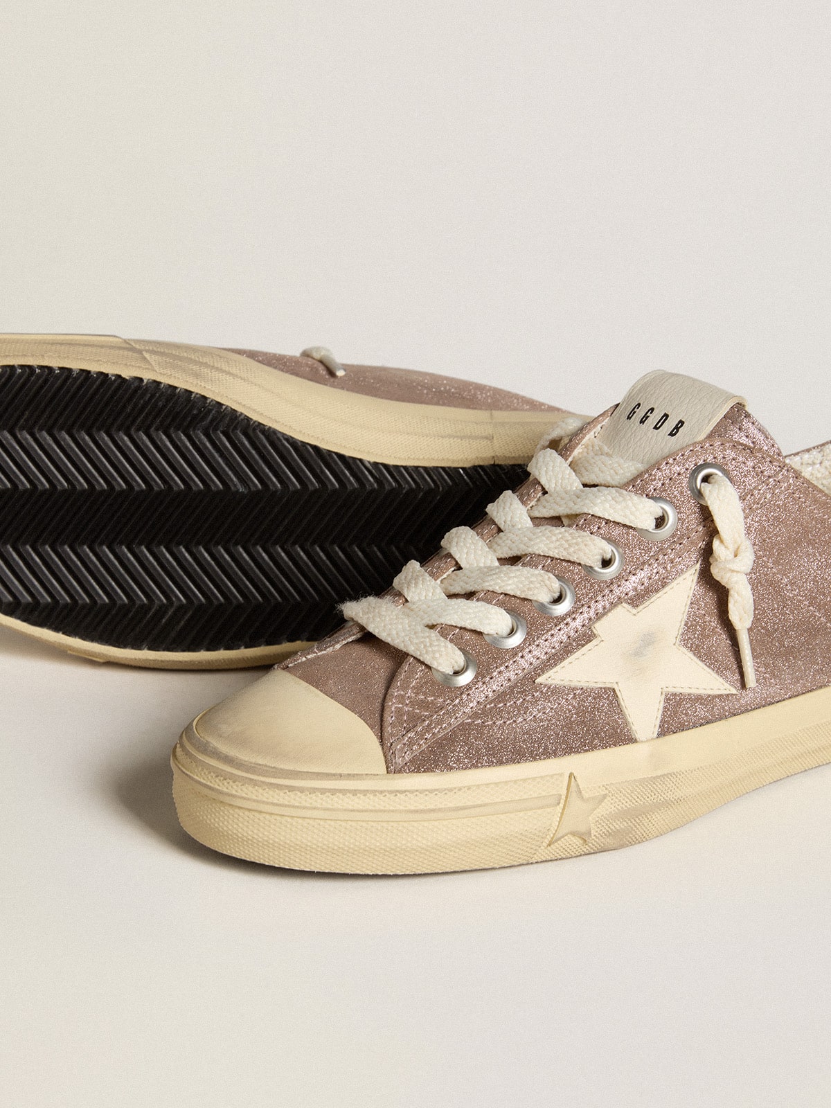 Golden Goose - V-Star de suede metálico marrom-claro com estrela de couro cor creme in 