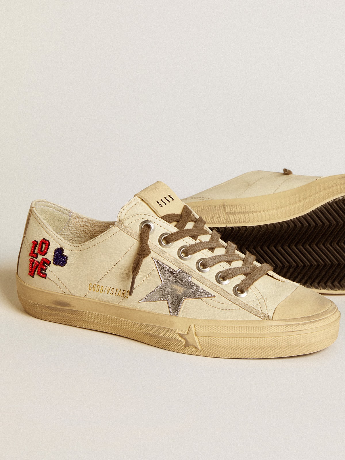 Golden Goose - V-Star aus ecrufarbigem Nappa mit silberfarbenem Nappastern und Perlchen in 