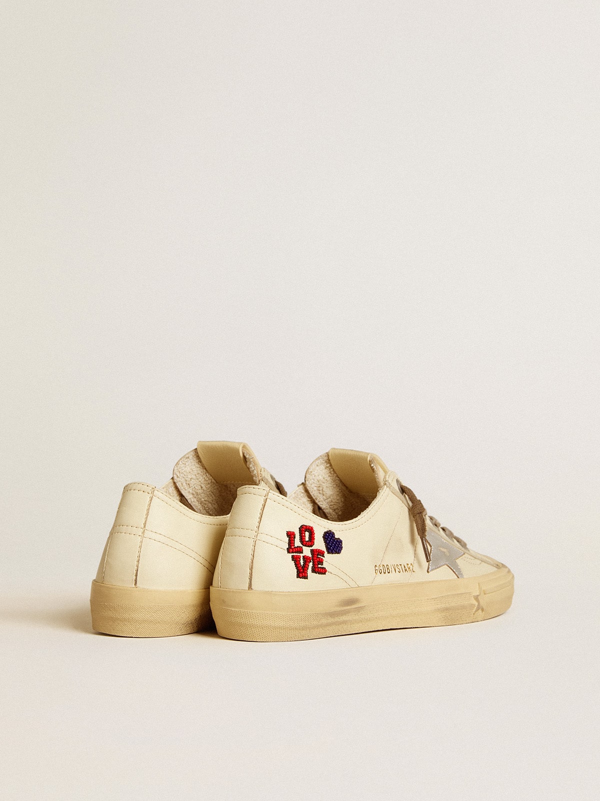 Golden Goose - V-Star aus ecrufarbigem Nappa mit silberfarbenem Nappastern und Perlchen in 