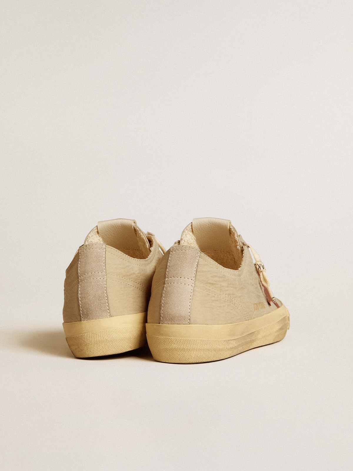 Golden Goose - V-Star en nylon couleur quartz avec étoile en cuir nubuck couleur brique in 