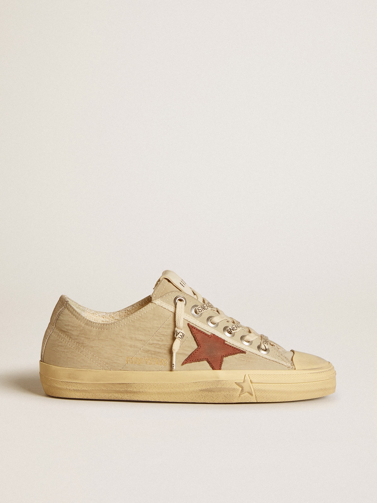 Golden Goose - V-Star en nylon couleur quartz avec étoile en cuir nubuck couleur brique in 