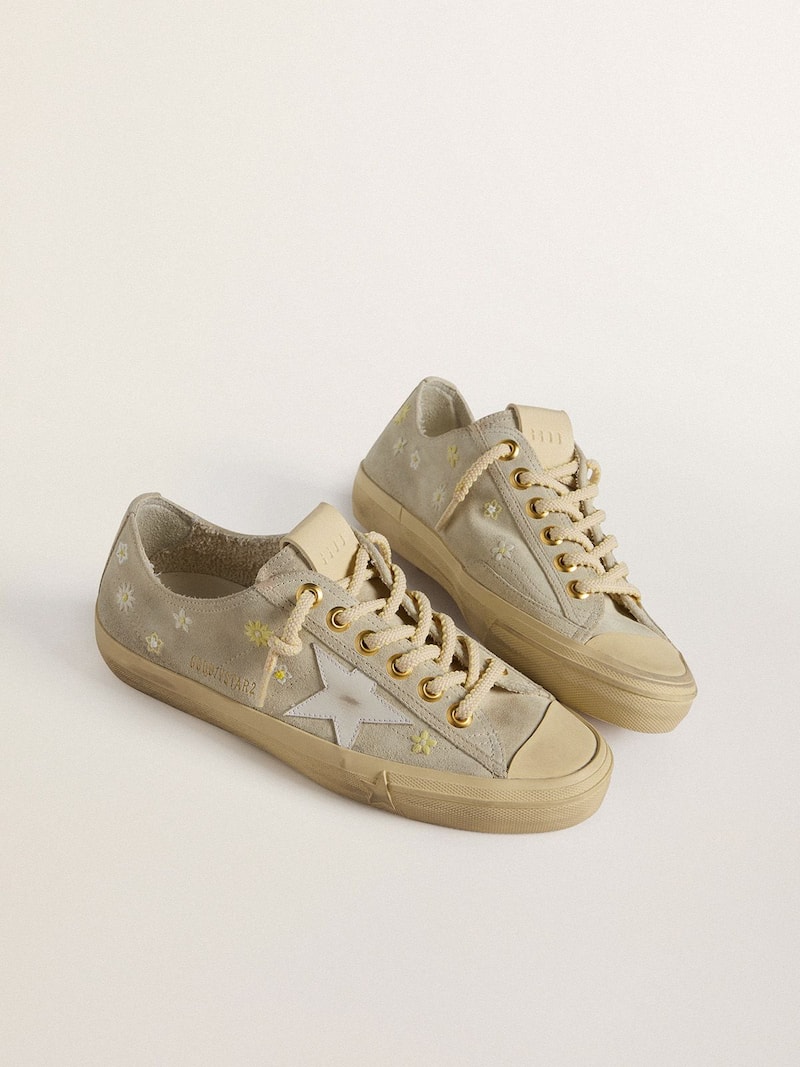 Golden Goose - V-Star Donna in suede grigio ghiaccio con stella in pelle bianca e ricami floreali in 