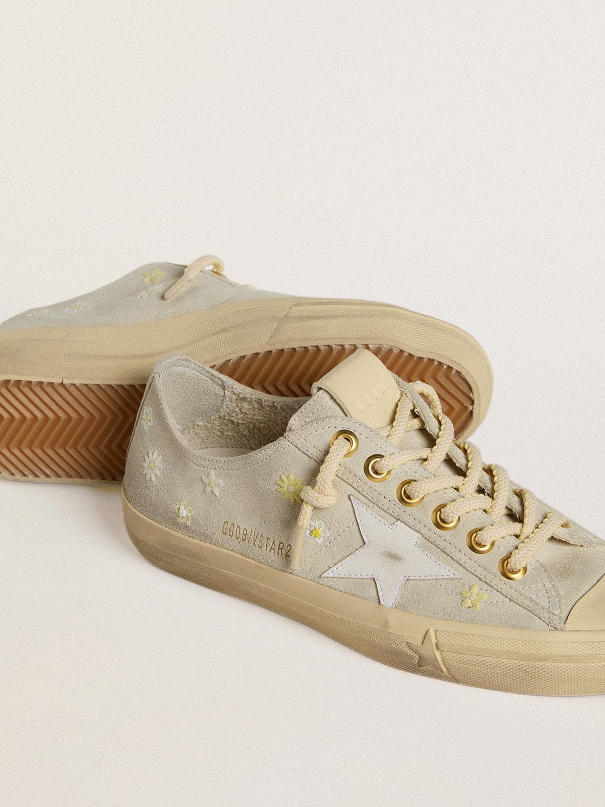Golden Goose - V-Star Donna in suede grigio ghiaccio con stella in pelle bianca e ricami floreali in 