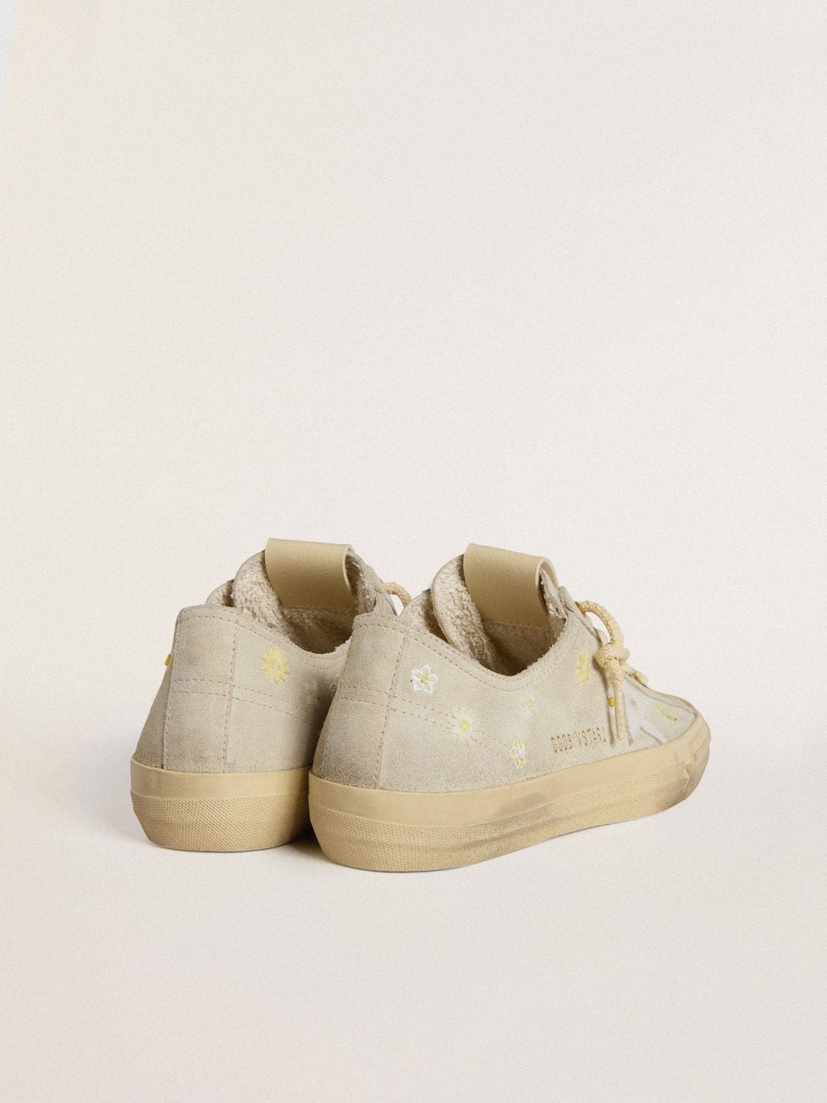 Golden Goose - V-Star pour femme en cuir velours gris froid avec étoile en cuir blanc et broderies florales in 