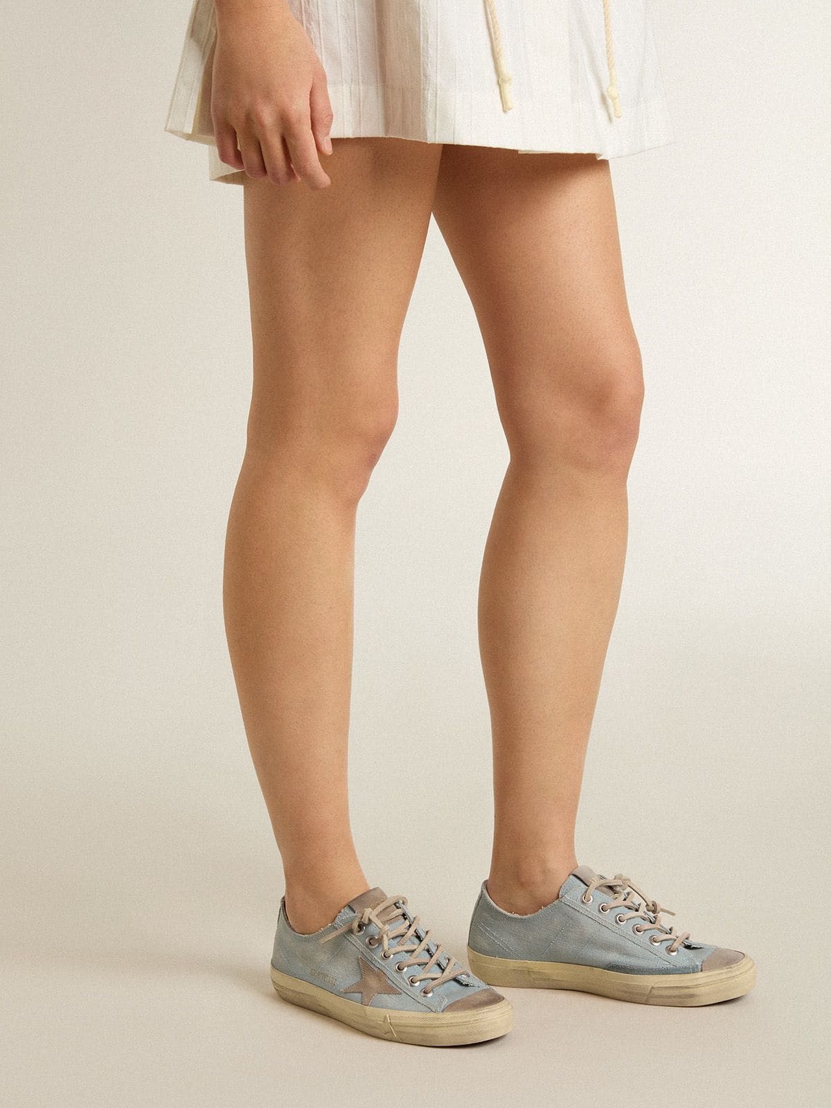 Golden Goose - V-Star Donna in canvas azzurro con stella in pelle color tortora in 