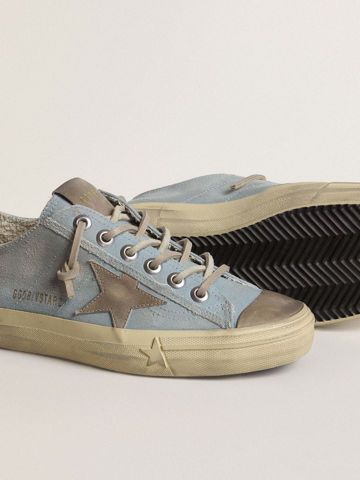 Golden Goose - V-Star Donna in canvas azzurro con stella in pelle color tortora in 