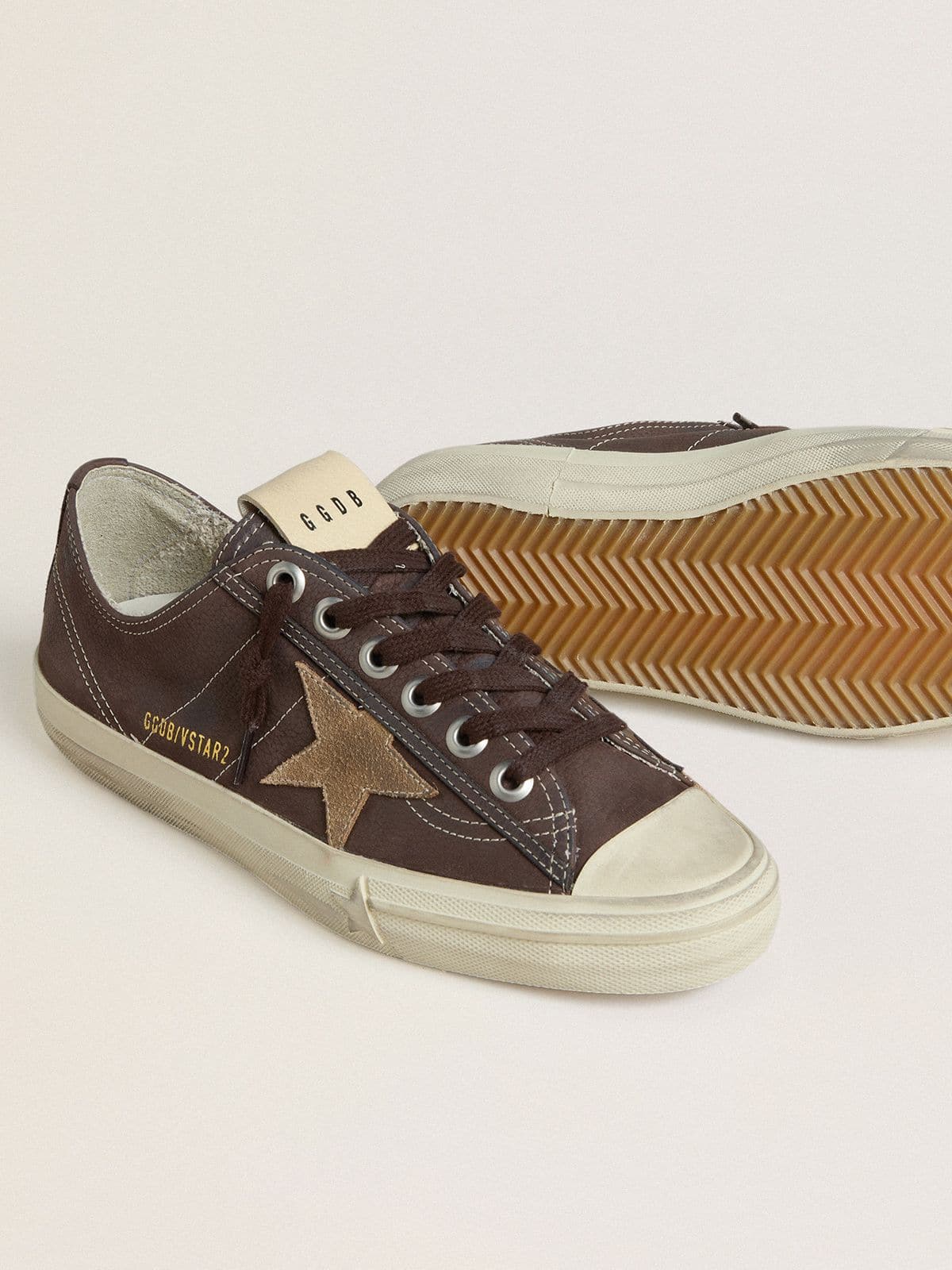 Golden Goose - V-Star Donna in nabuk marrone con stella in suede color tabacco in 