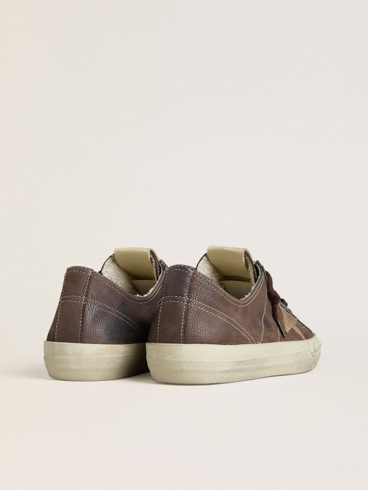 Golden Goose - V-Star Donna in nabuk marrone con stella in suede color tabacco in 