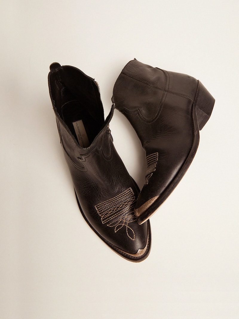 Golden Goose - Bottines Young en cuir noir avec broderie couleur sable in 