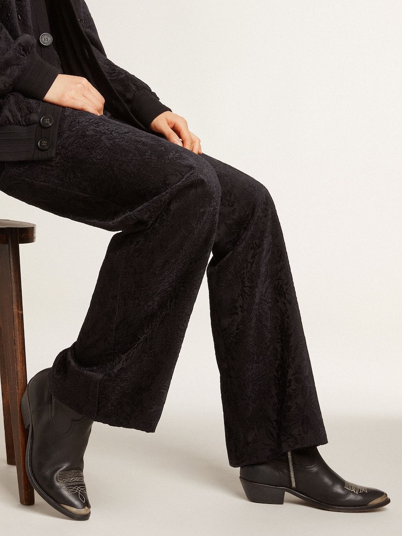 Golden Goose - Bottines Young en cuir noir avec broderie couleur sable in 