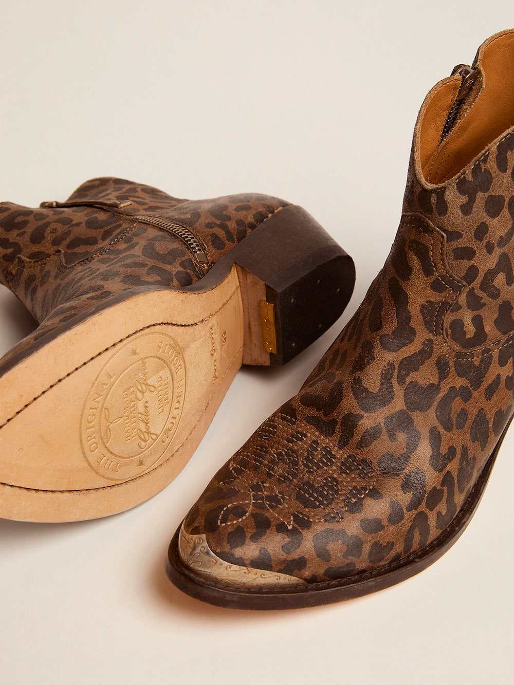 Golden Goose - Ankle boot feminina de couro com estampa de leopardo in 
