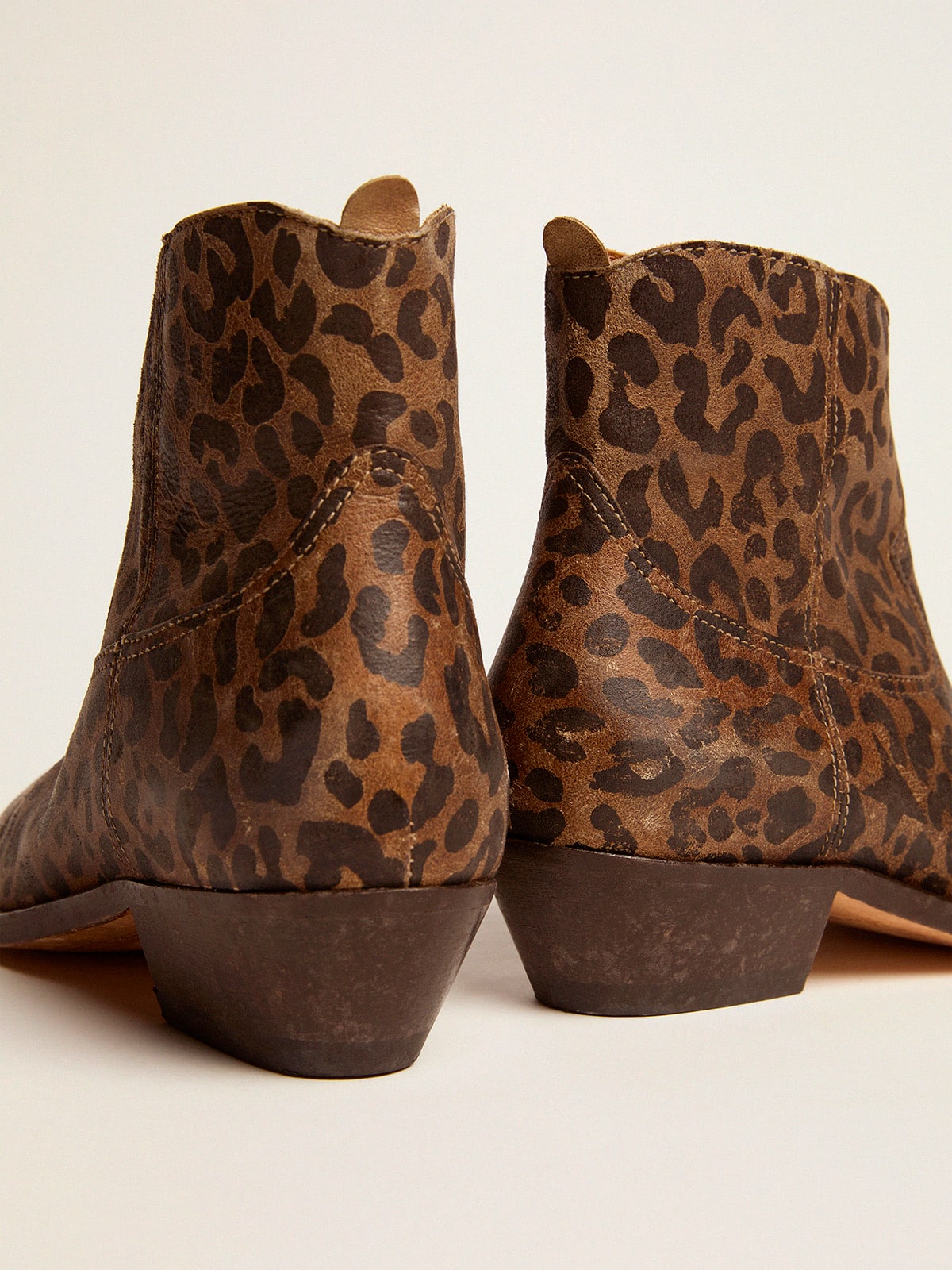 Golden Goose - Ankle boot feminina de couro com estampa de leopardo in 