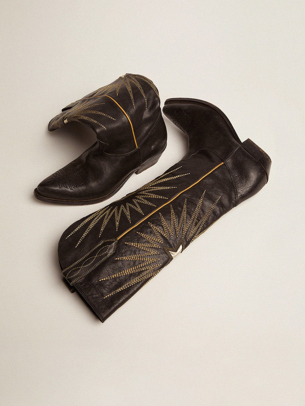 Golden Goose - Bottes femme en cuir noir avec étoile incrustée platine in 