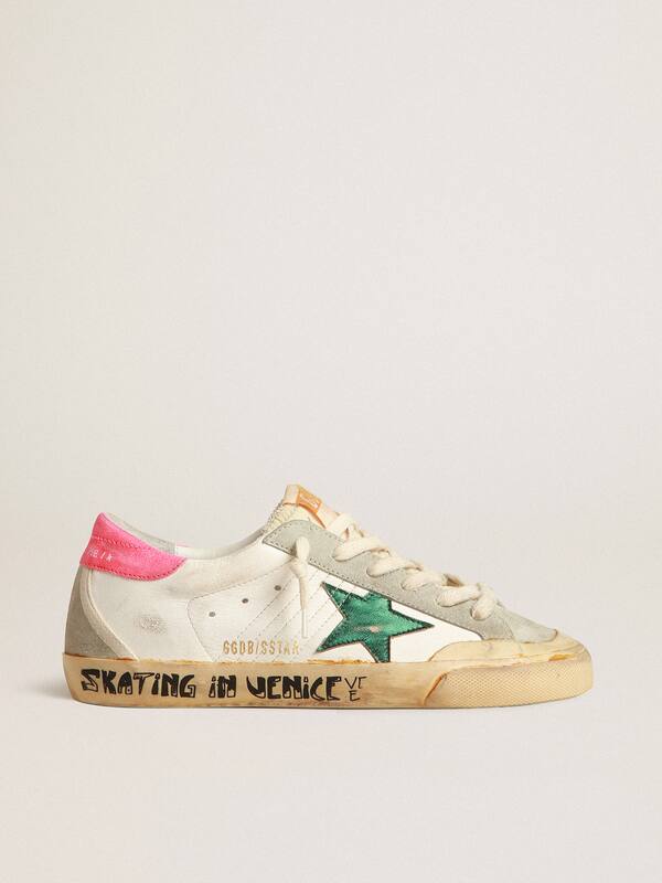 Golden Goose - Super-Star Penstar mit grünem Stern und Ferse in Neon-Langustenrosa in 